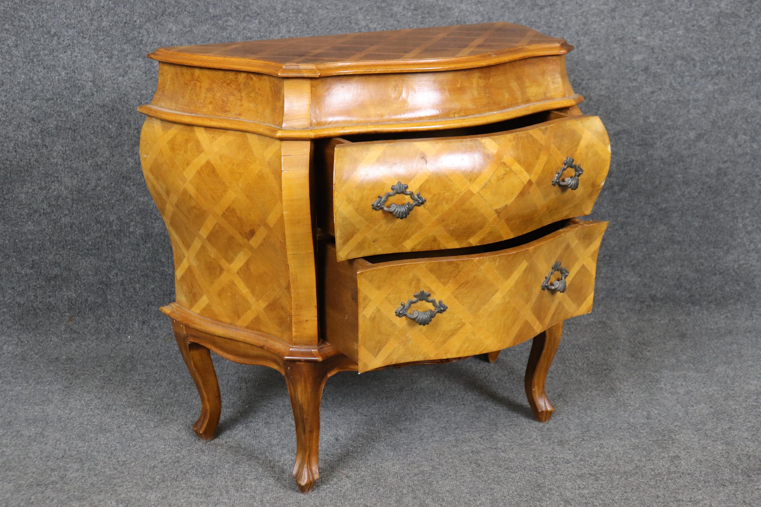 Petite Vintage Italienisch Bombe Italienisch Zwei Schubladen Parkett Kommode (Metall) im Angebot