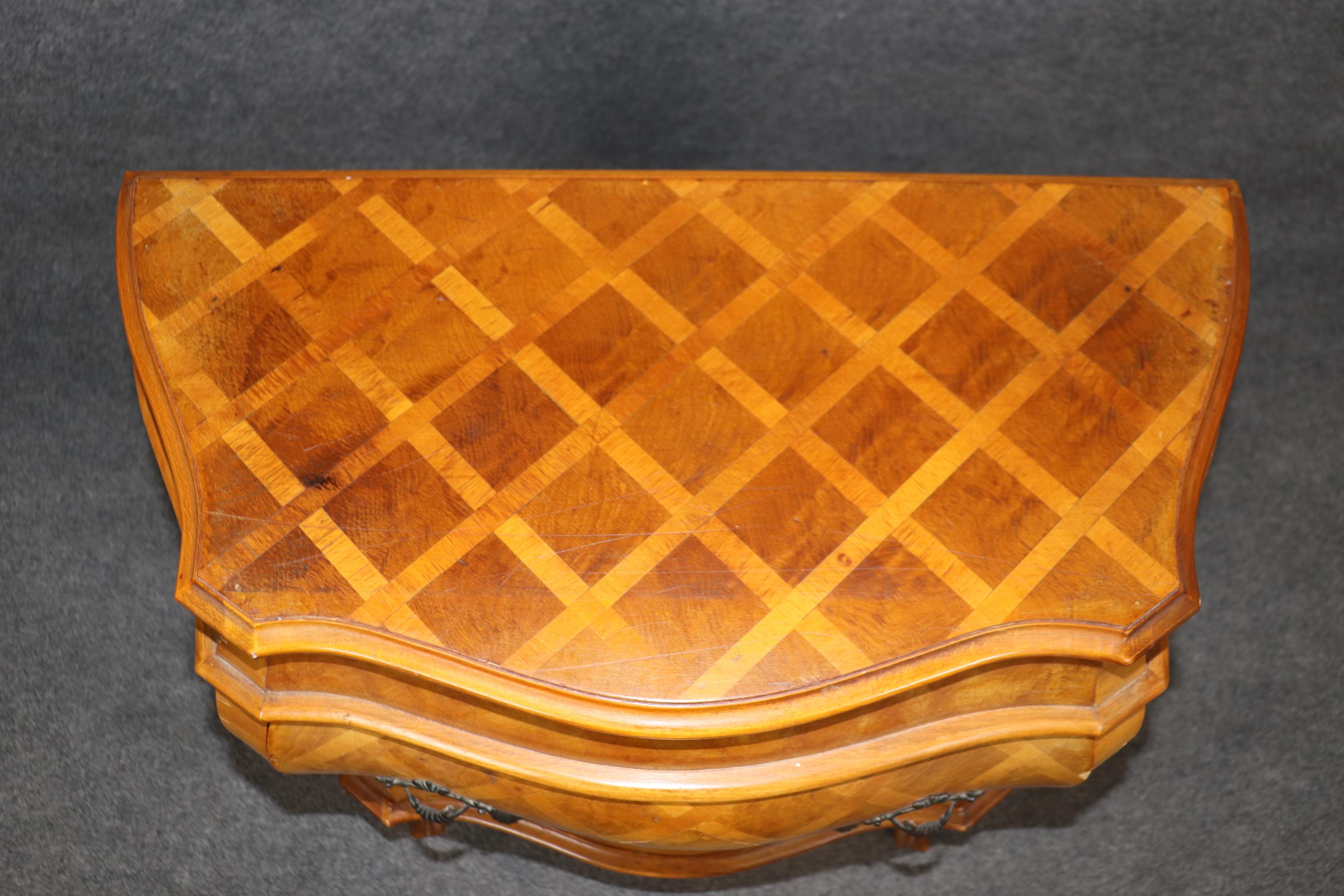 Petite Vintage Italienisch Bombe Italienisch Zwei Schubladen Parkett Kommode im Angebot 1