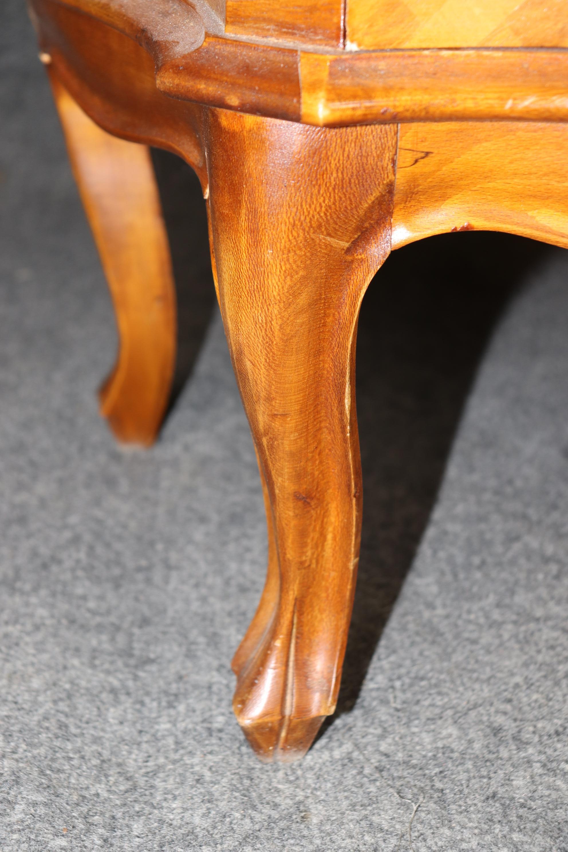 Petite Vintage Italienisch Bombe Italienisch Zwei Schubladen Parkett Kommode im Angebot 2