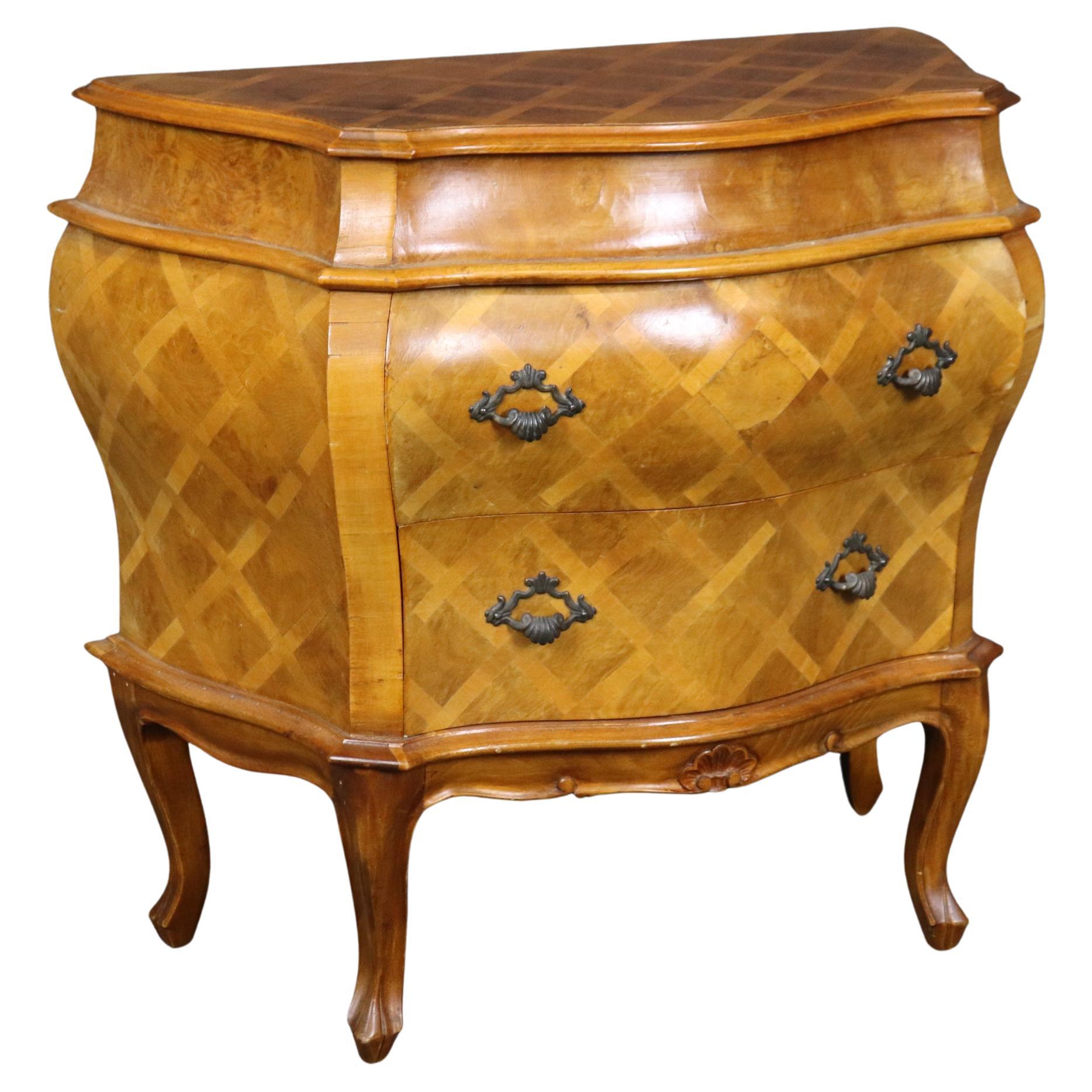 Petite Vintage Italienisch Bombe Italienisch Zwei Schubladen Parkett Kommode