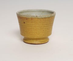 Petite Vintage Matte Ochre Studio Steingut Gefäß / Bud Vase von Deanna Nichols