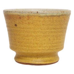 Petite Vintage Matte Ochre Studio Steingut Gefäß / Bud Vase von Deanna Nichols