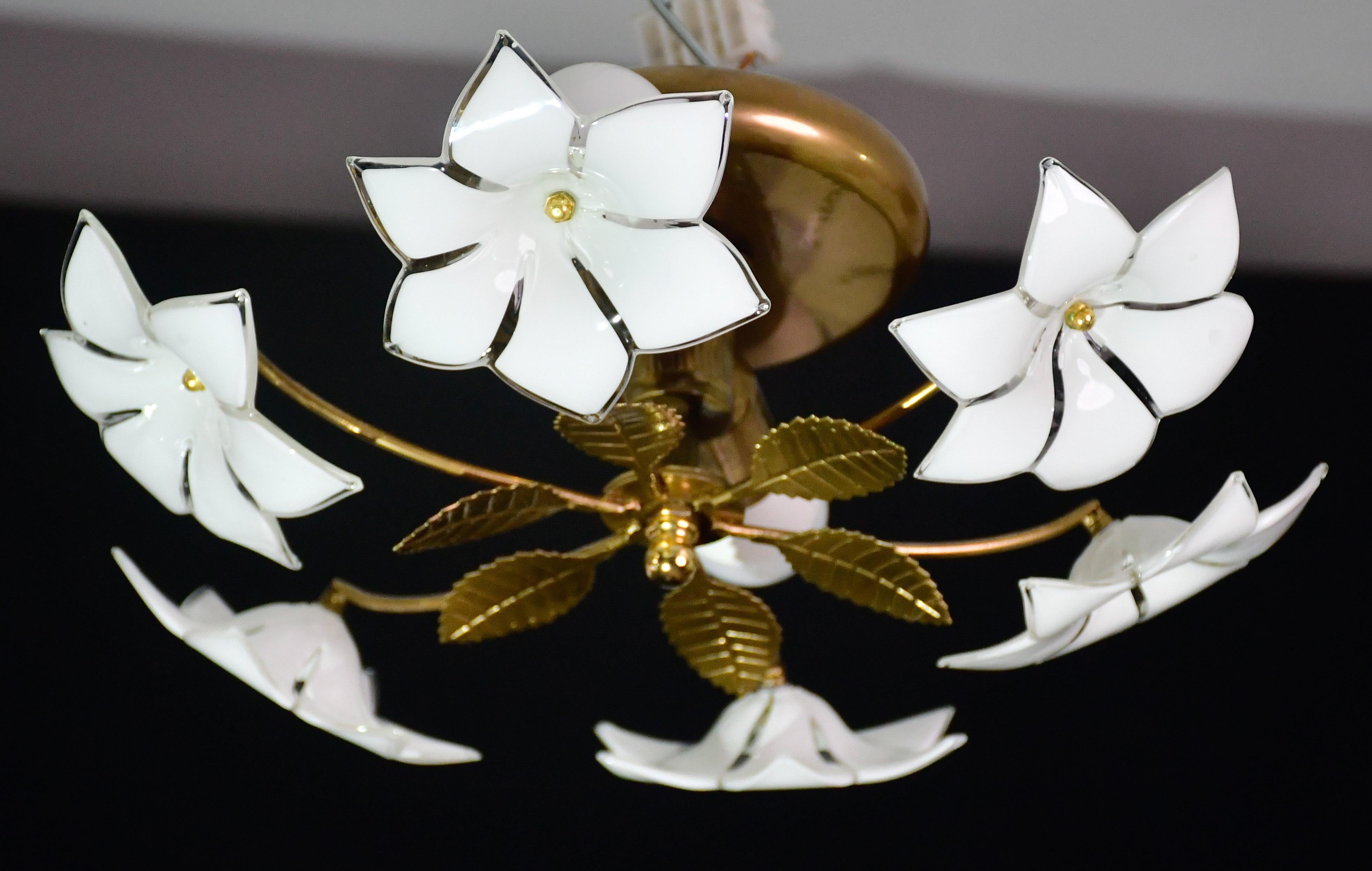 Petite Vintage Murano Deckenleuchte Weiße Blumen, 1970er Jahre im Angebot 7