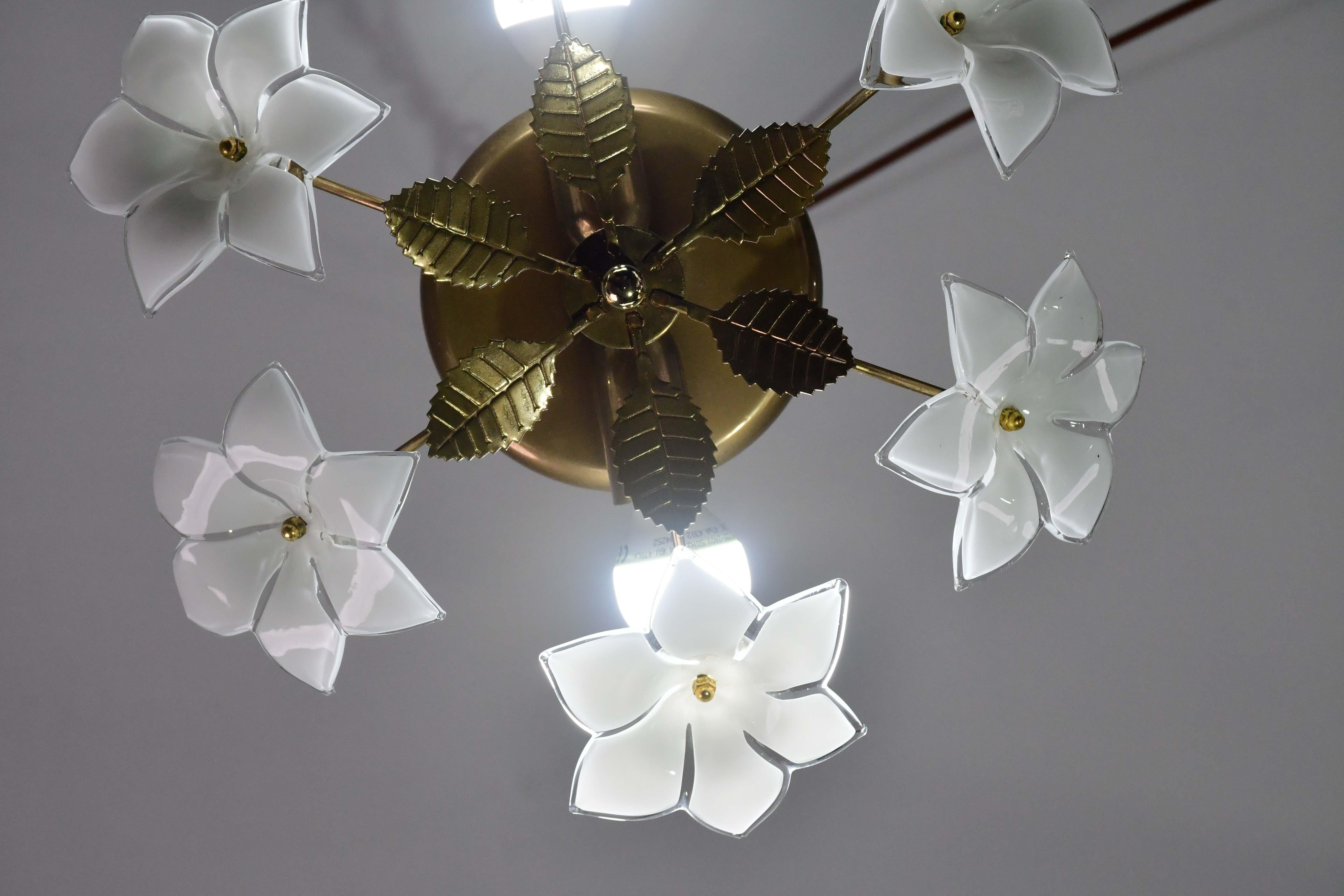 Petite Vintage Murano Deckenleuchte Weiße Blumen, 1970er Jahre im Zustand „Gut“ im Angebot in Roma, IT