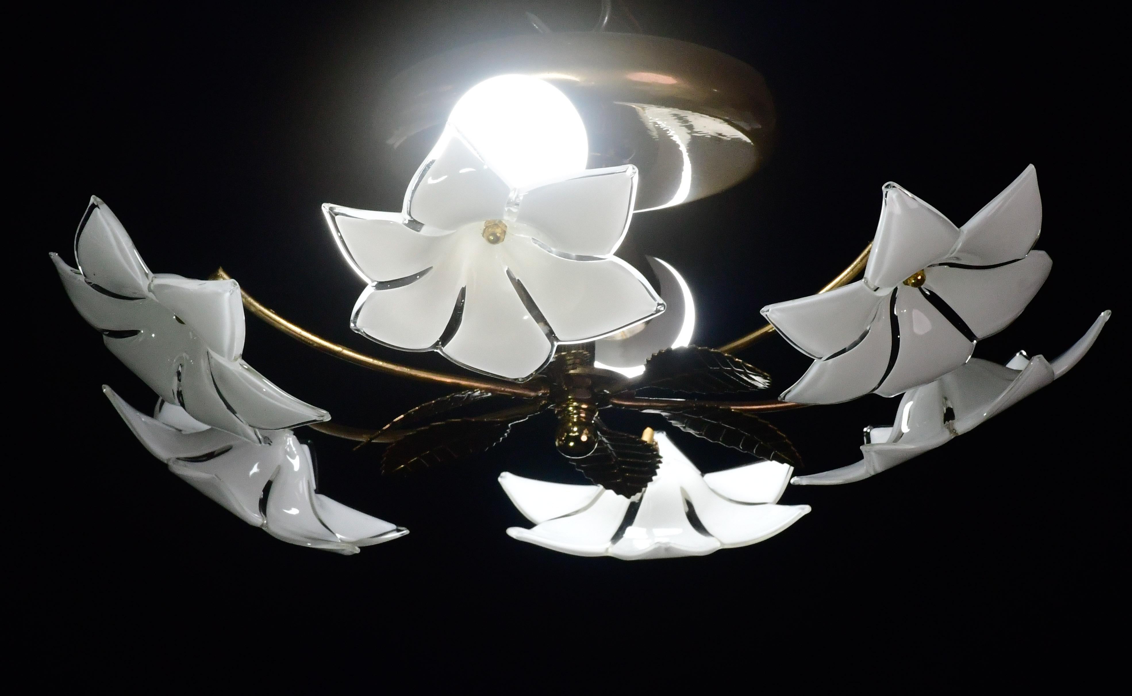 Petite Vintage Murano Deckenleuchte Weiße Blumen, 1970er Jahre im Angebot 1