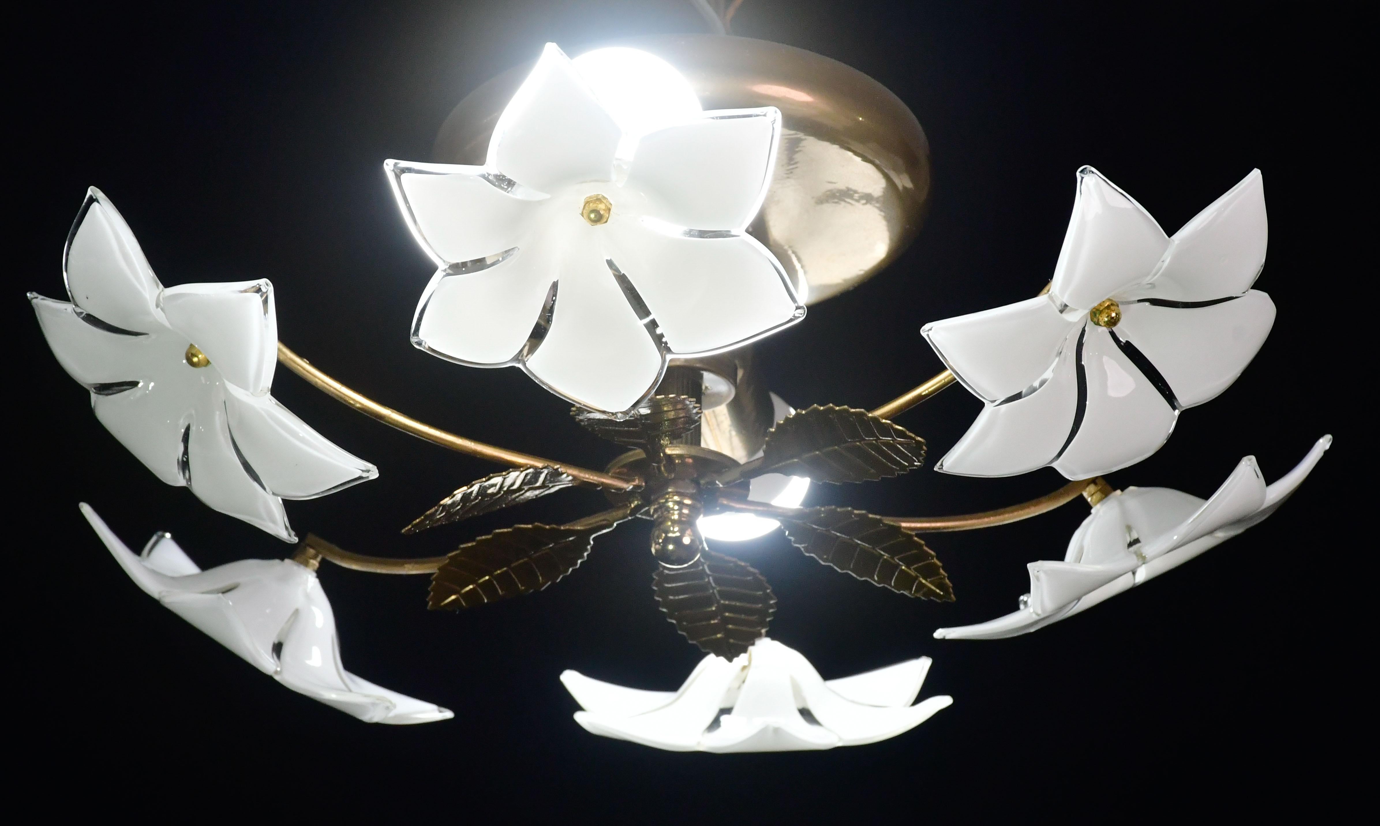 Petite Vintage Murano Deckenleuchte Weiße Blumen, 1970er Jahre im Angebot 3