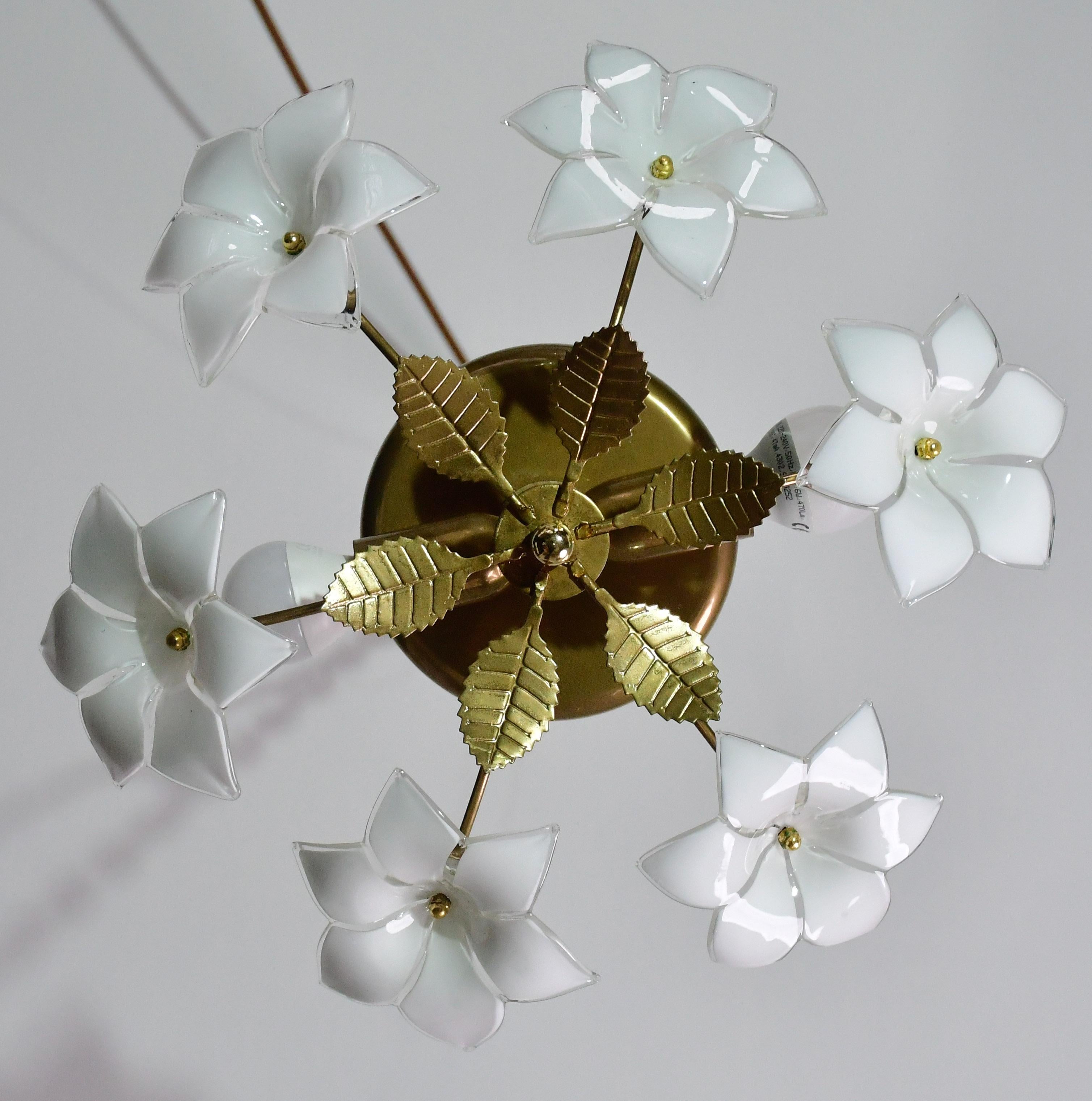 Petite Vintage Murano Deckenleuchte Weiße Blumen, 1970er Jahre im Angebot 4