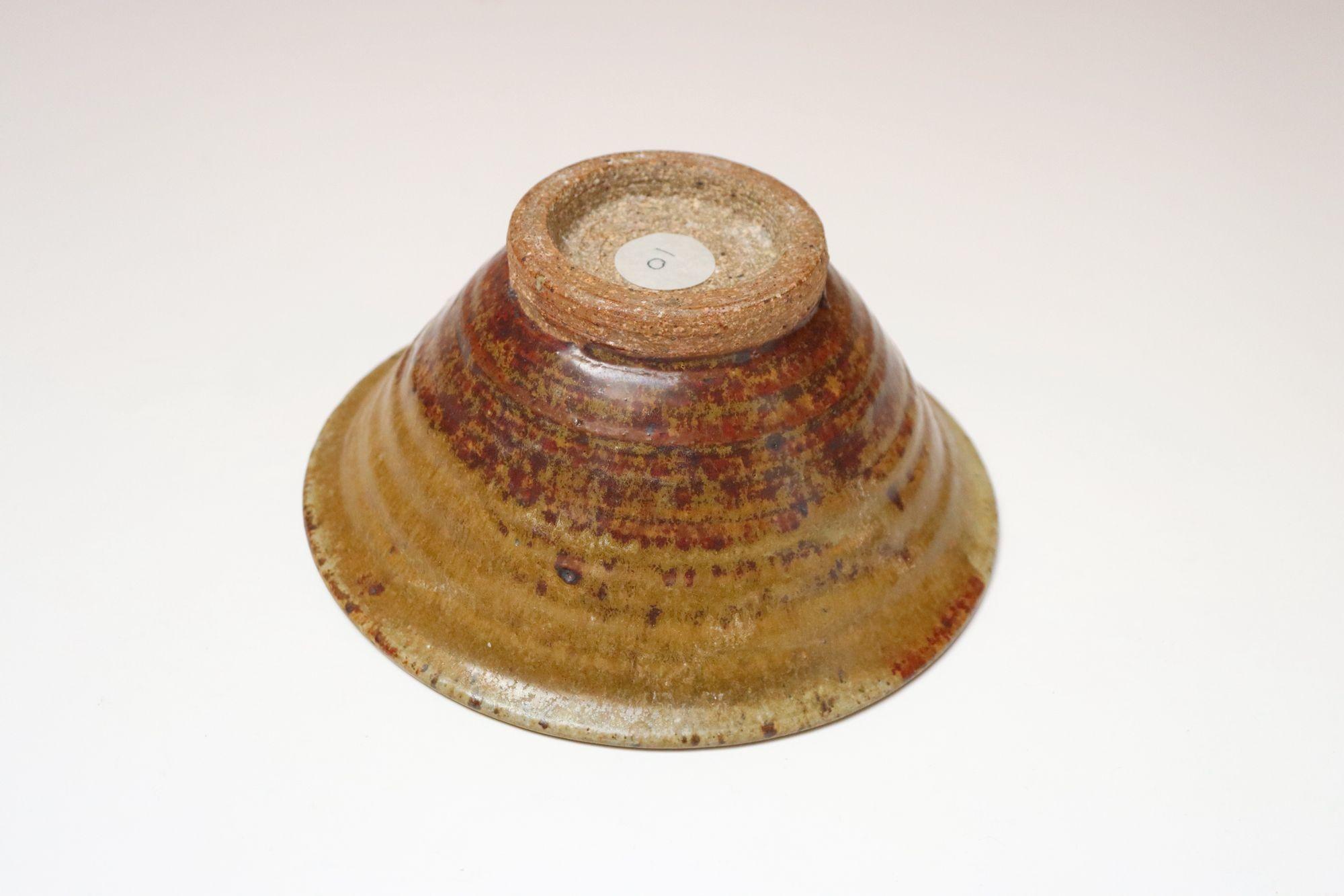 Kleine ockerfarbene Studio Pottery Schale von Deanna Nichols (Mitte des 20. Jahrhunderts) im Angebot