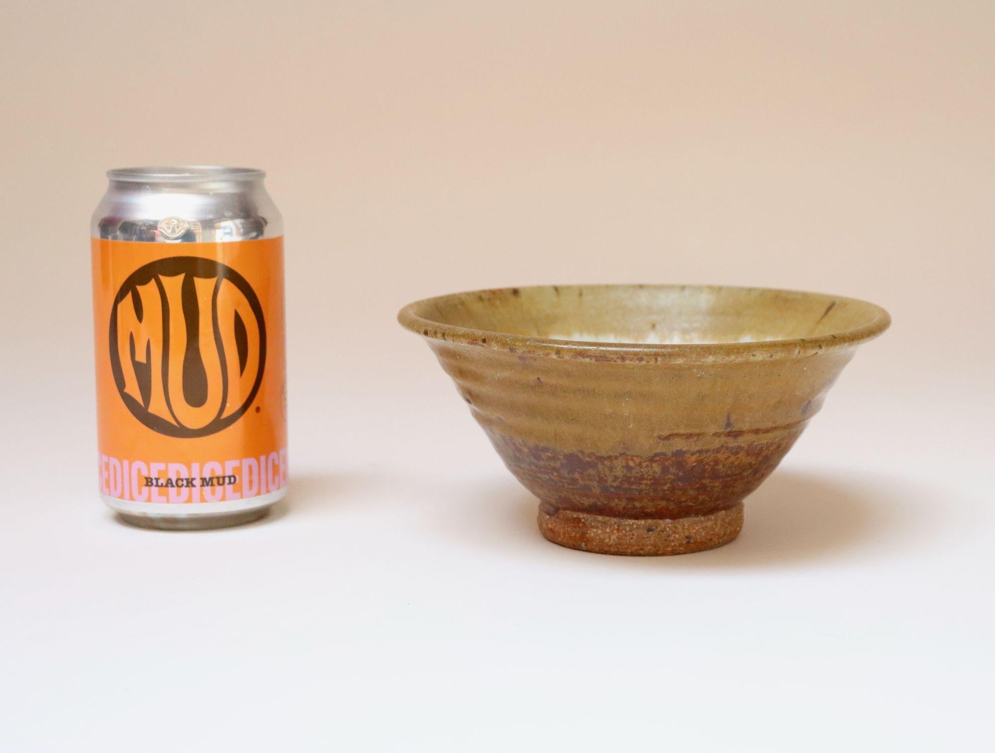 Kleine ockerfarbene Studio Pottery Schale von Deanna Nichols (Keramik) im Angebot