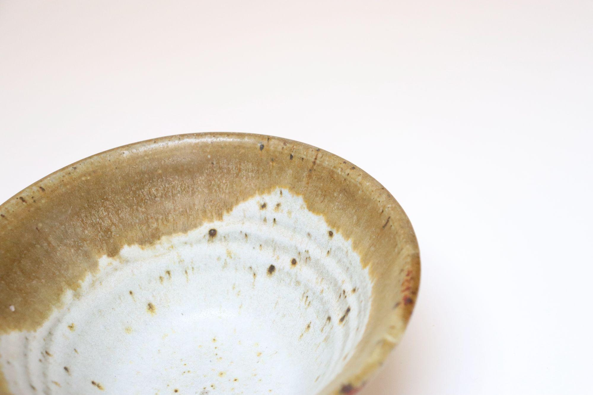 Kleine ockerfarbene Studio Pottery Schale von Deanna Nichols im Angebot 1