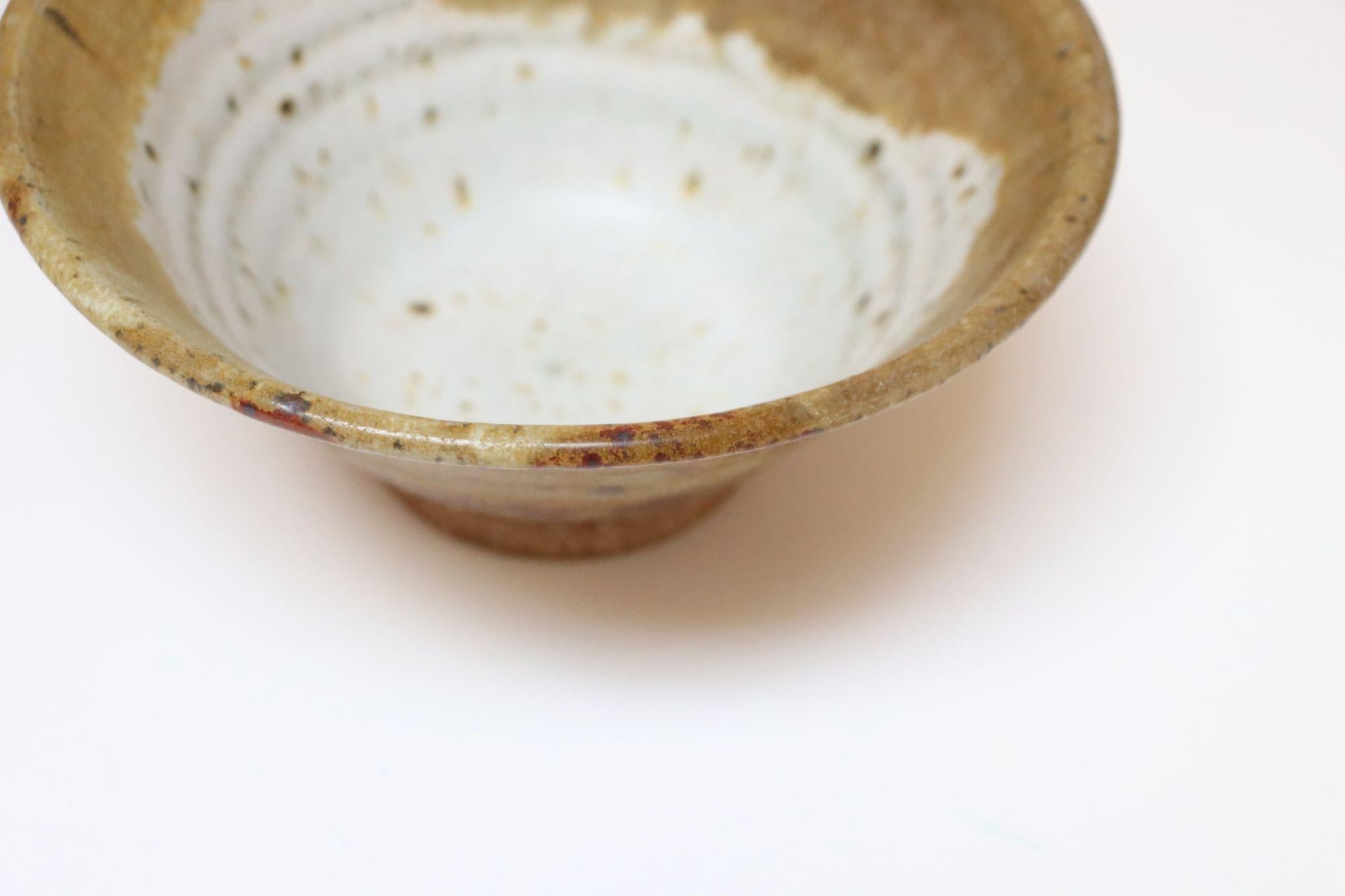 Kleine ockerfarbene Studio Pottery Schale von Deanna Nichols im Angebot 2