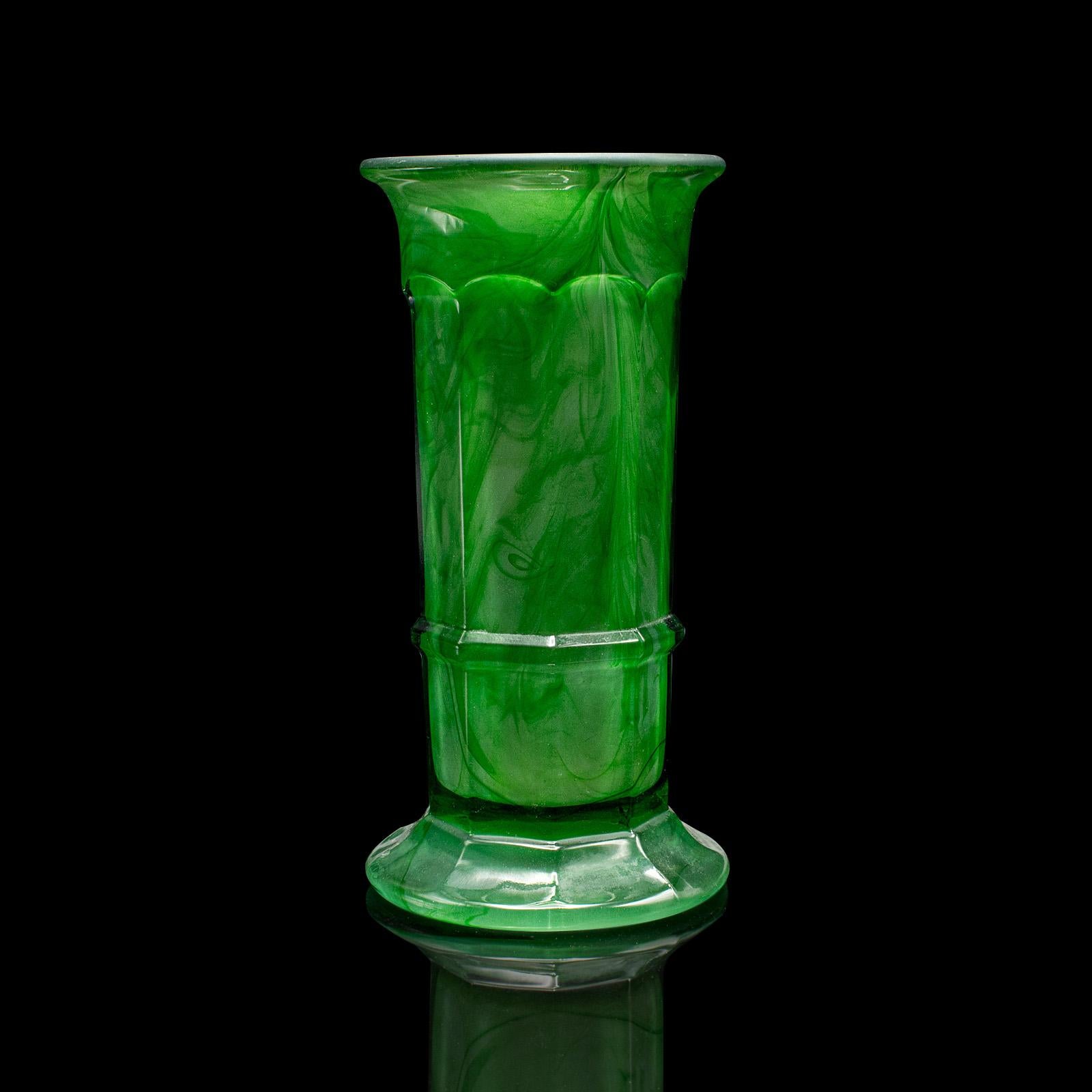 
Dies ist eine zierliche Vintage-Sträußchen-Vase. Ein englischer Blumentopf aus Wolkenglas aus der Zeit des Art déco, um 1930.

Wunderbar grüne Farbe mit einer zierlichen Wolkenglasform
Zeigt eine wünschenswerte gealterte Patina und in gutem