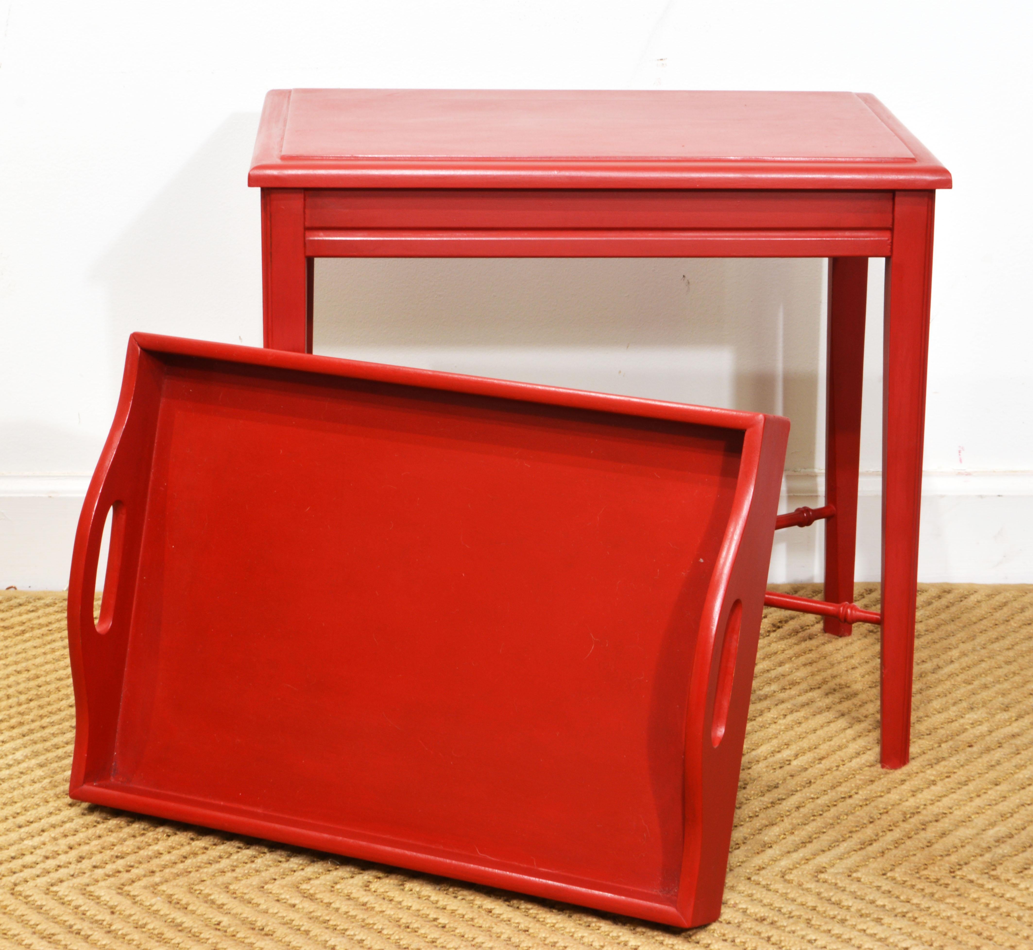 Petite Vintage Regency Style Venetian Red Lacquered Butlers Lift Off Tray Table In Good Condition In Ft. Lauderdale, FL