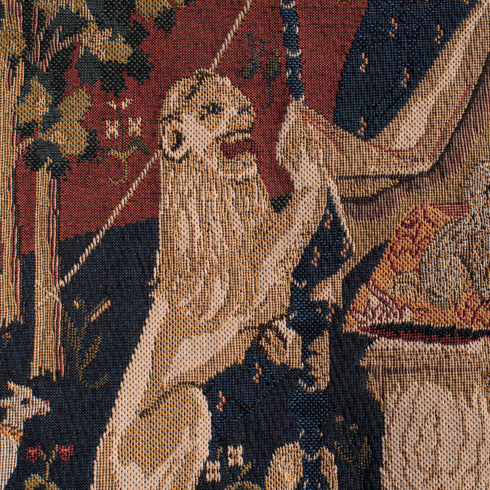 Petite tapisserie française vintage, tapisserie à l'aiguille suspendue, La femme et l'une des licornes en vente 4