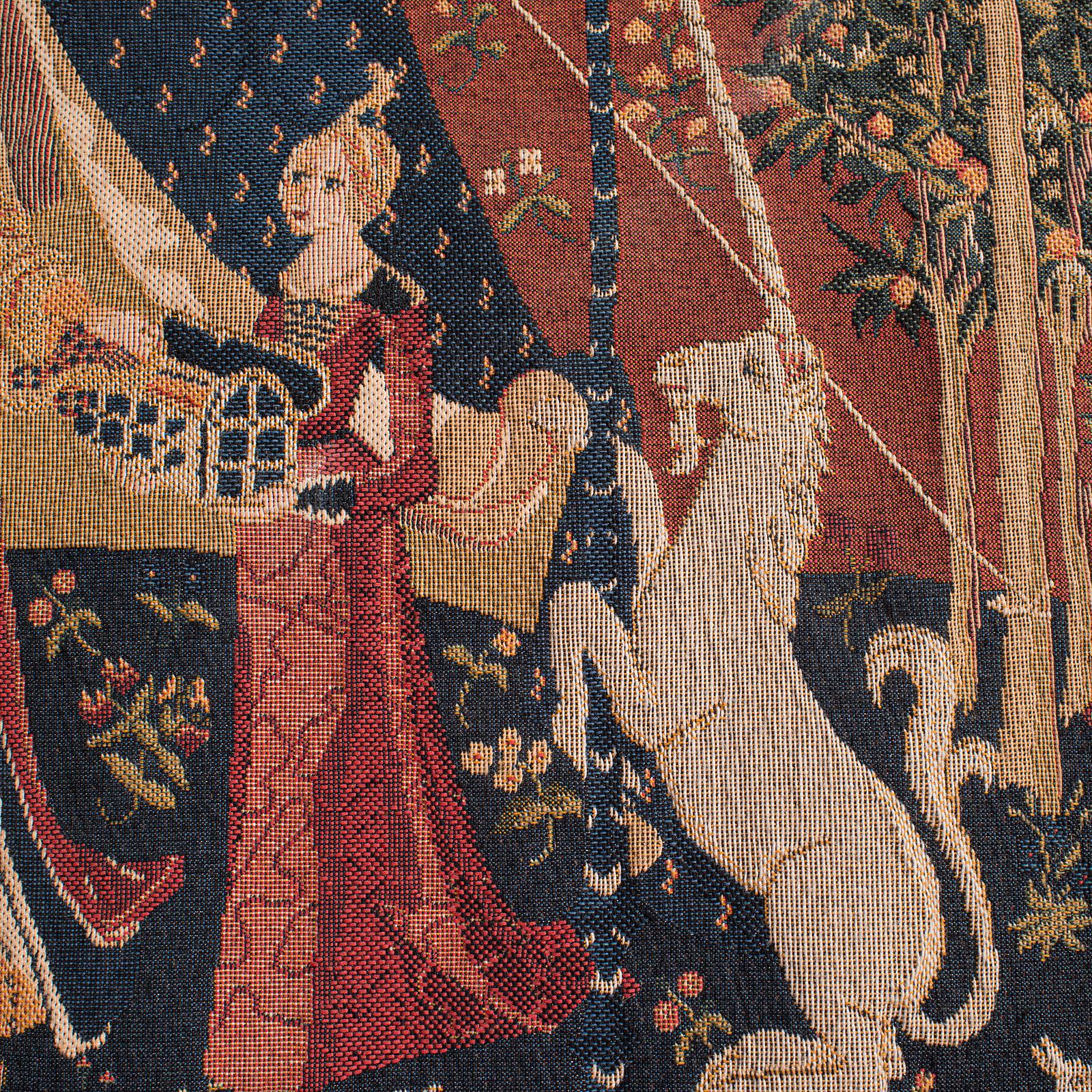 Petite tapisserie française vintage, tapisserie à l'aiguille suspendue, La femme et l'une des licornes en vente 5