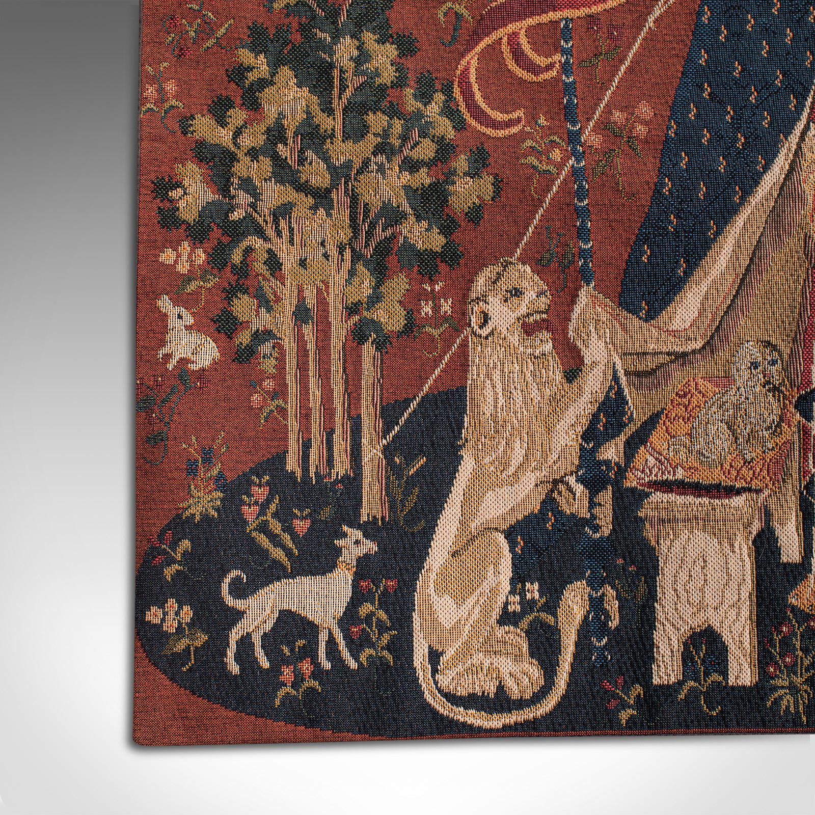 Petite tapisserie française vintage, tapisserie à l'aiguille suspendue, La femme et l'une des licornes en vente 3