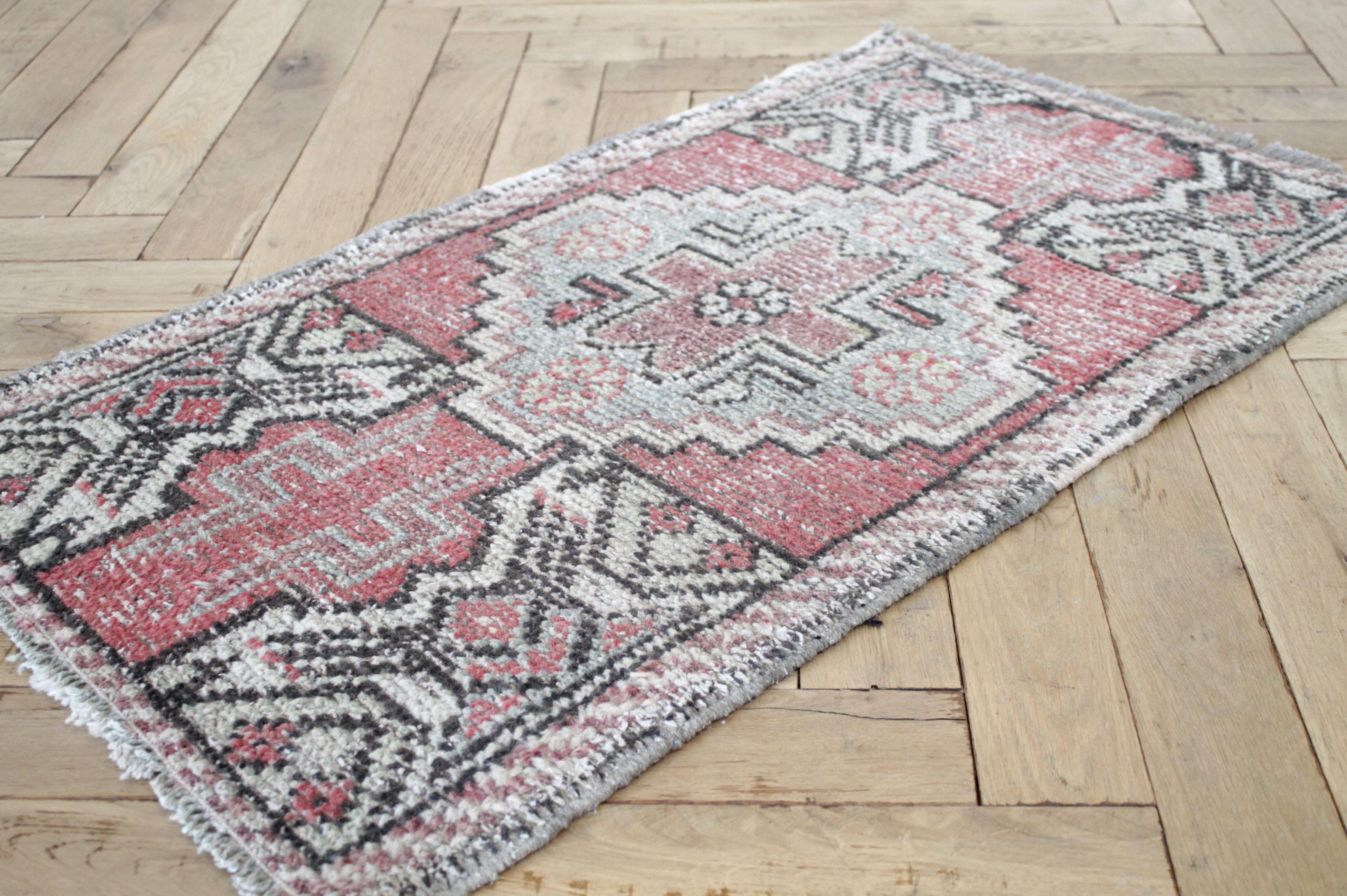 Small vintage Turkish accent rug
Measures: 19