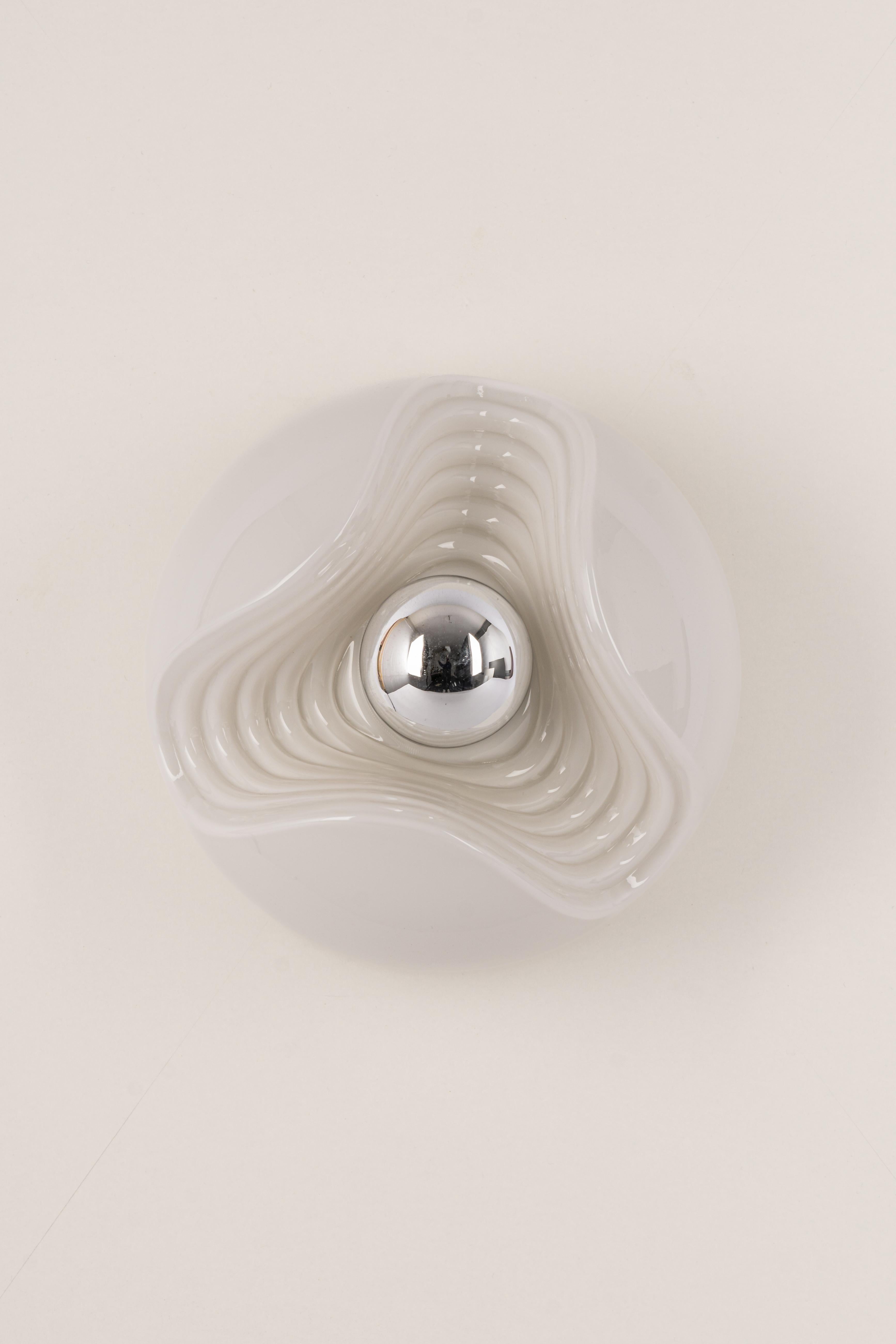 Eine besondere runde biomorphe Wandleuchte aus Opalglas, entworfen von Koch & Lowy für Peill & Putzler, hergestellt in Deutschland, ca. 1970er Jahre.

Fassungen: Eine x E27 Standard-Glühbirne. (100 W max)
Glühbirnen sind nicht enthalten. Dieses