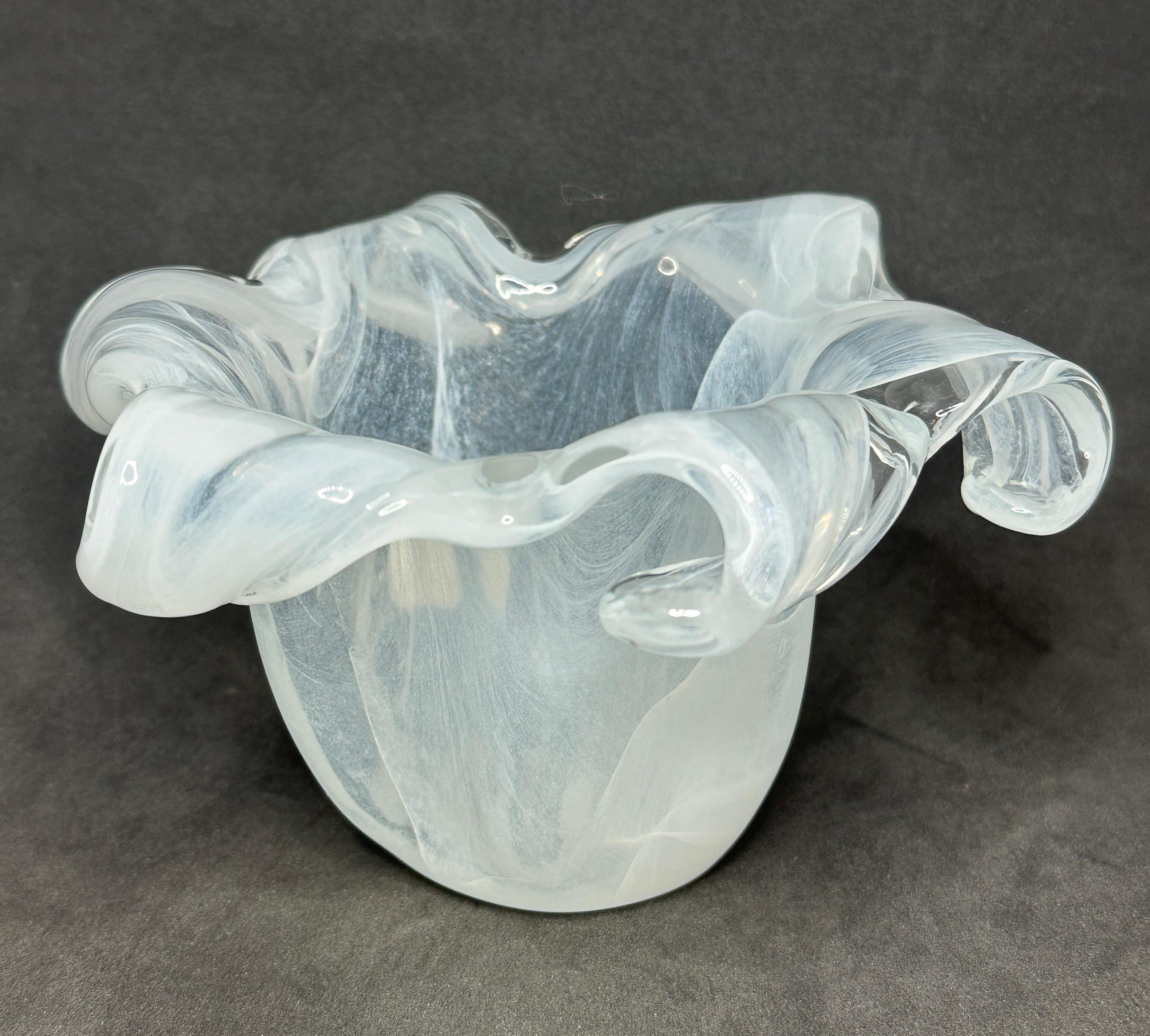 Moderne Petit bol en verre d'art blanc transparent à motif de fleurs de Murano, moderne, années 1980 en vente
