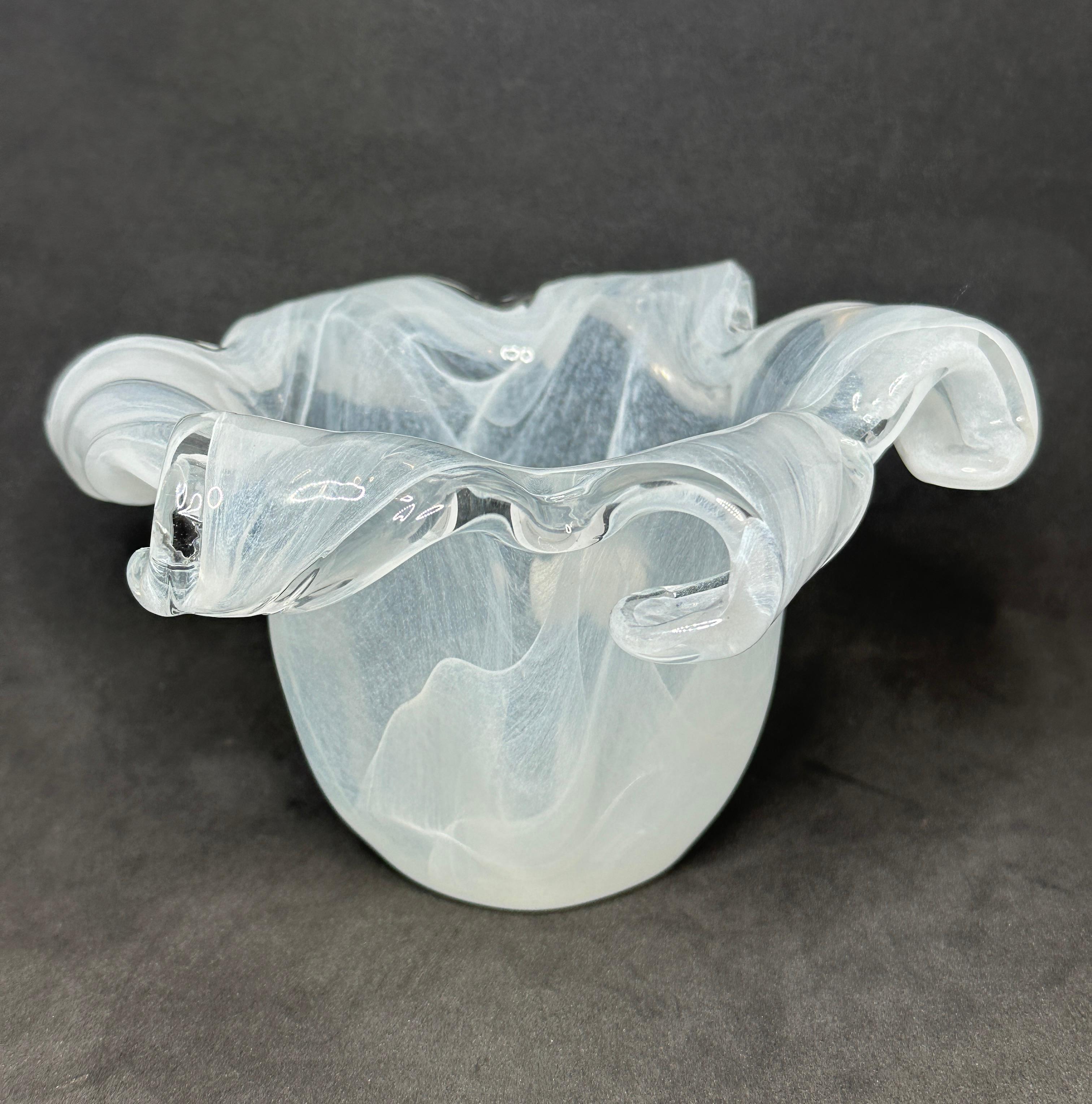italien Petit bol en verre d'art blanc transparent à motif de fleurs de Murano, moderne, années 1980 en vente