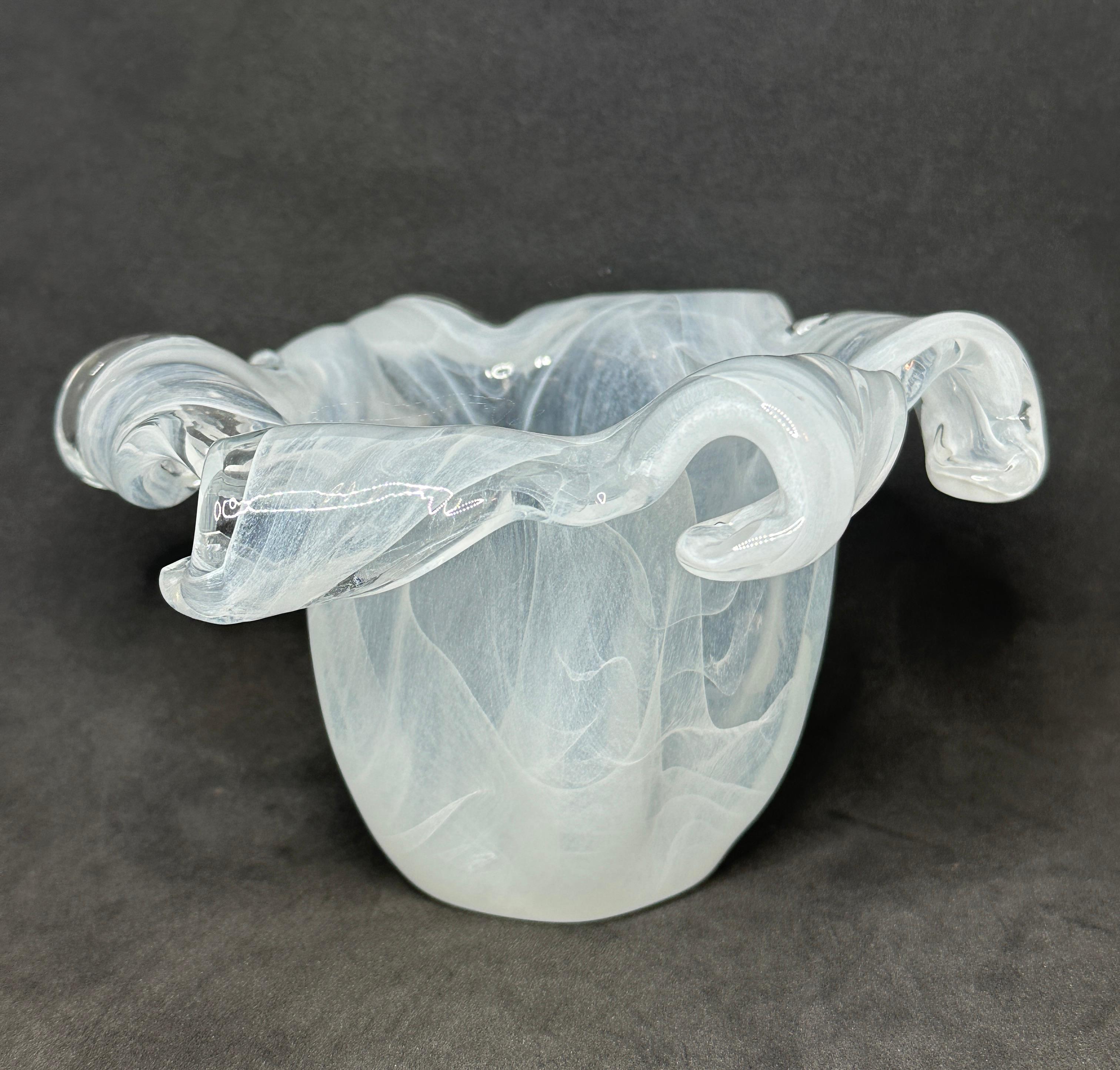 Fait main Petit bol en verre d'art blanc transparent à motif de fleurs de Murano, moderne, années 1980 en vente