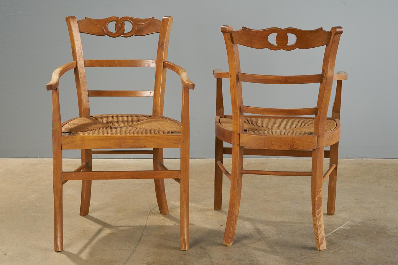 Paire de petits fauteuils en bois avec assise en corde. Probablement en français.

22 