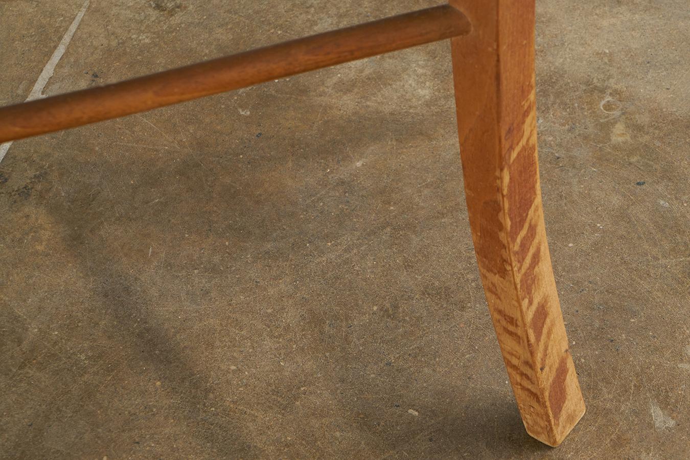 Paire de petits fauteuils en Wood Wood avec sièges en Corde Bon état - En vente à Greensboro, NC