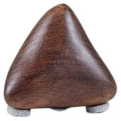 Kleine, aus Holz geschnitzte Pyramide