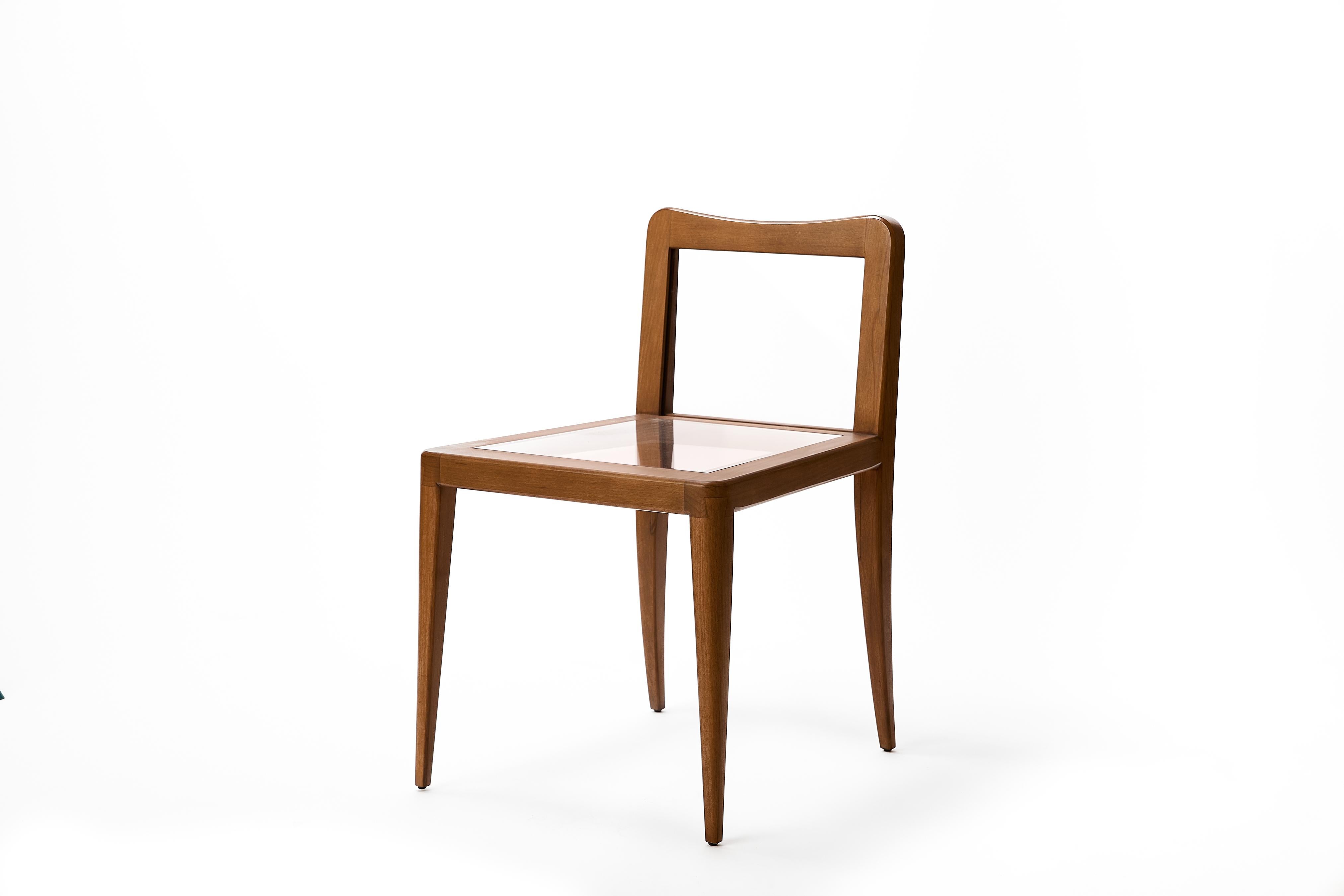 La Petite Wood Float Chair brouille les frontières entre l'art et le mobilier et encourage un dialogue interne avec le spectateur. Est-ce de l'art ou puis-je m'asseoir dedans ? Les deux. Fabriqué à la main en noyer massif, le cadre large et anguleux