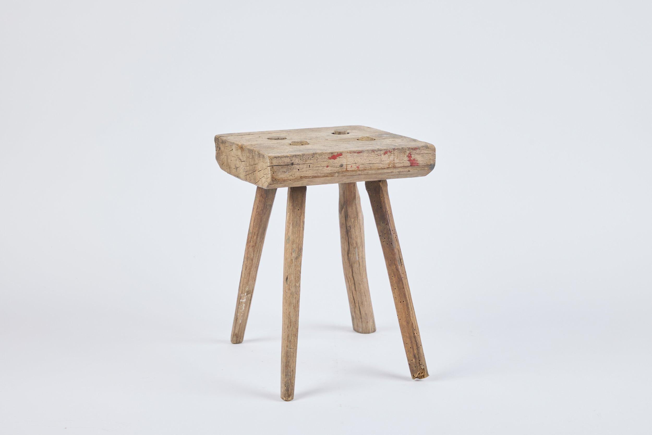 Hocker Akzenttisch aus Holz. Maße 10 