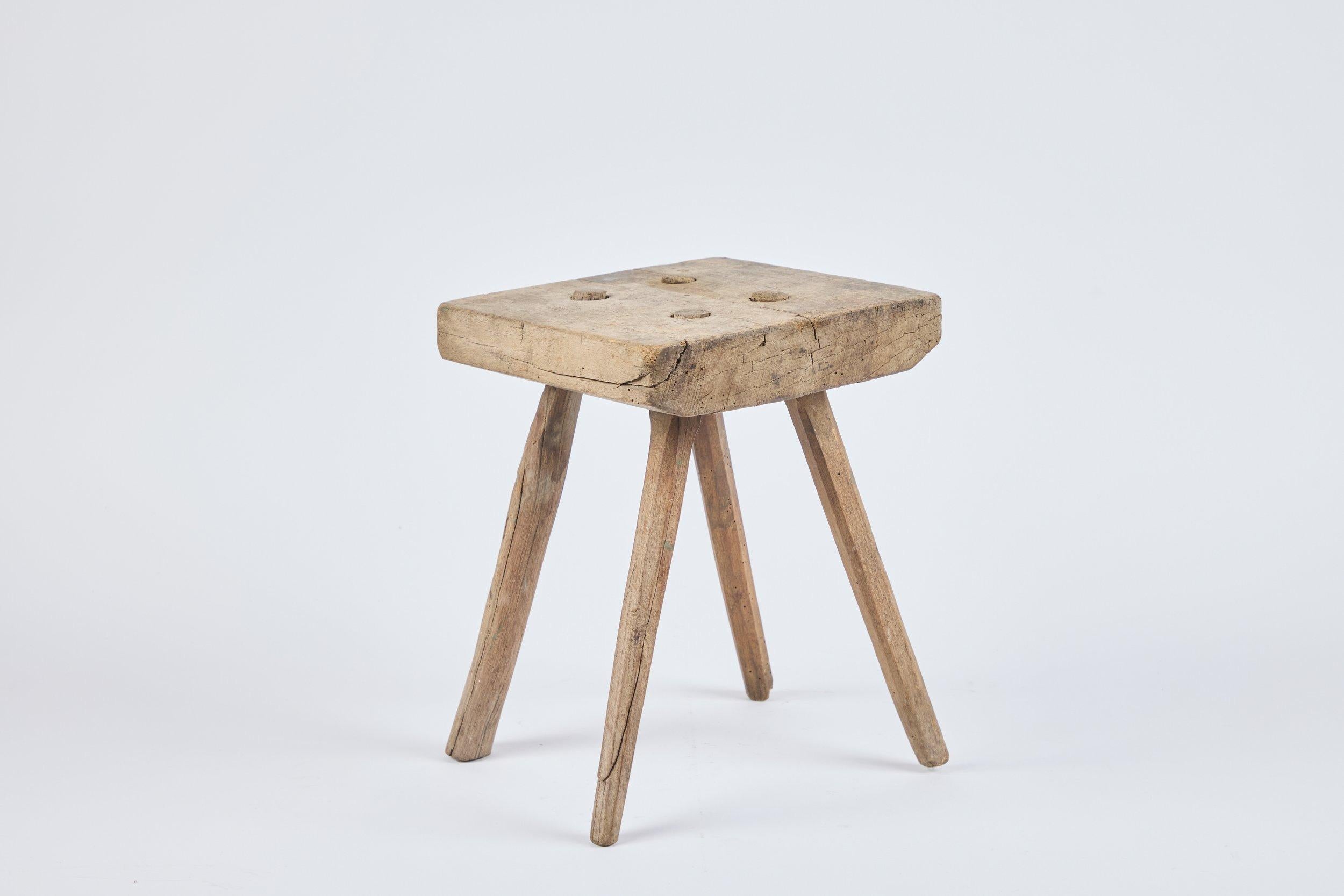 Petite Beistelltisch aus Holz im Zustand „Hervorragend“ im Angebot in Studio City, CA
