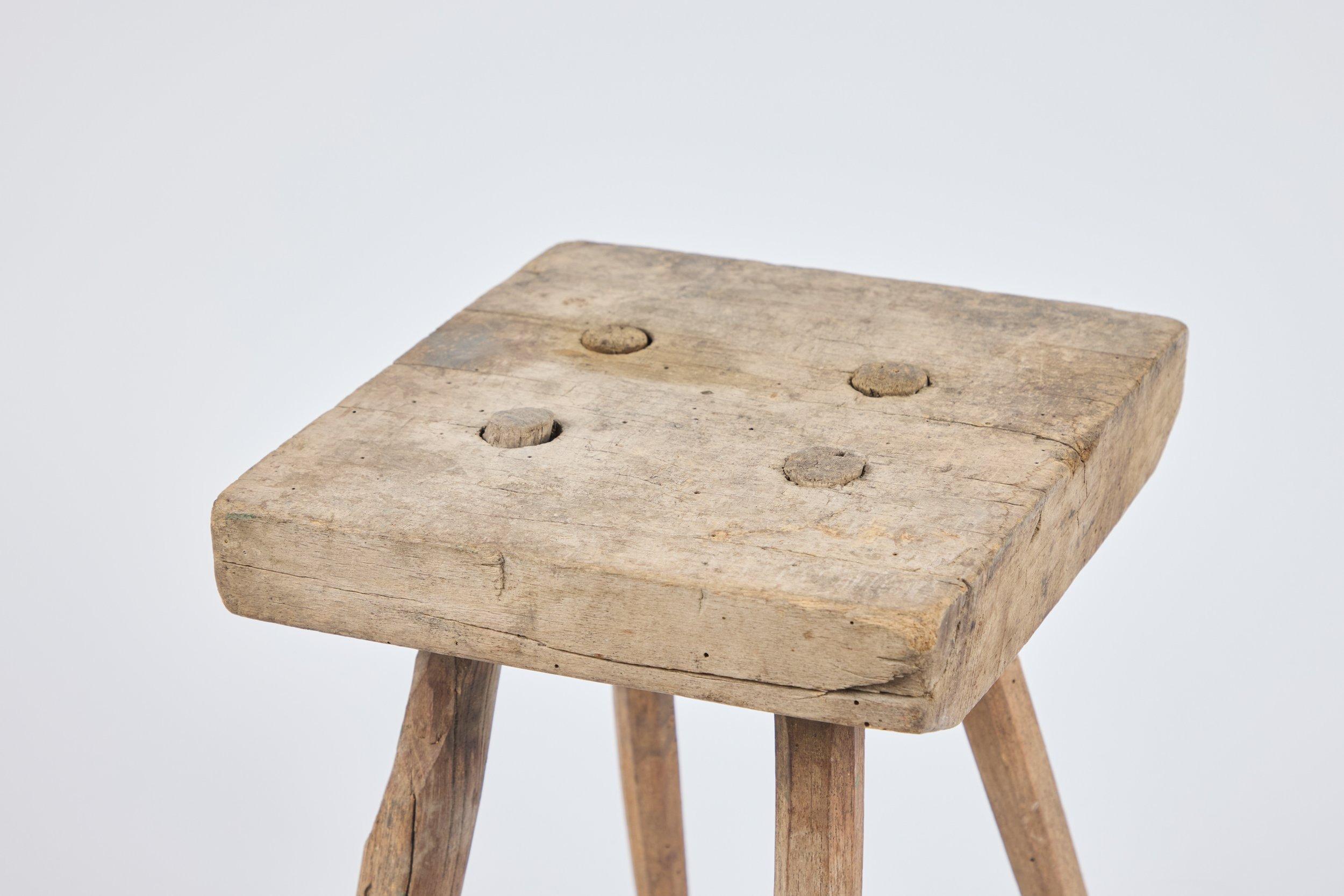 Petite Beistelltisch aus Holz im Angebot 1