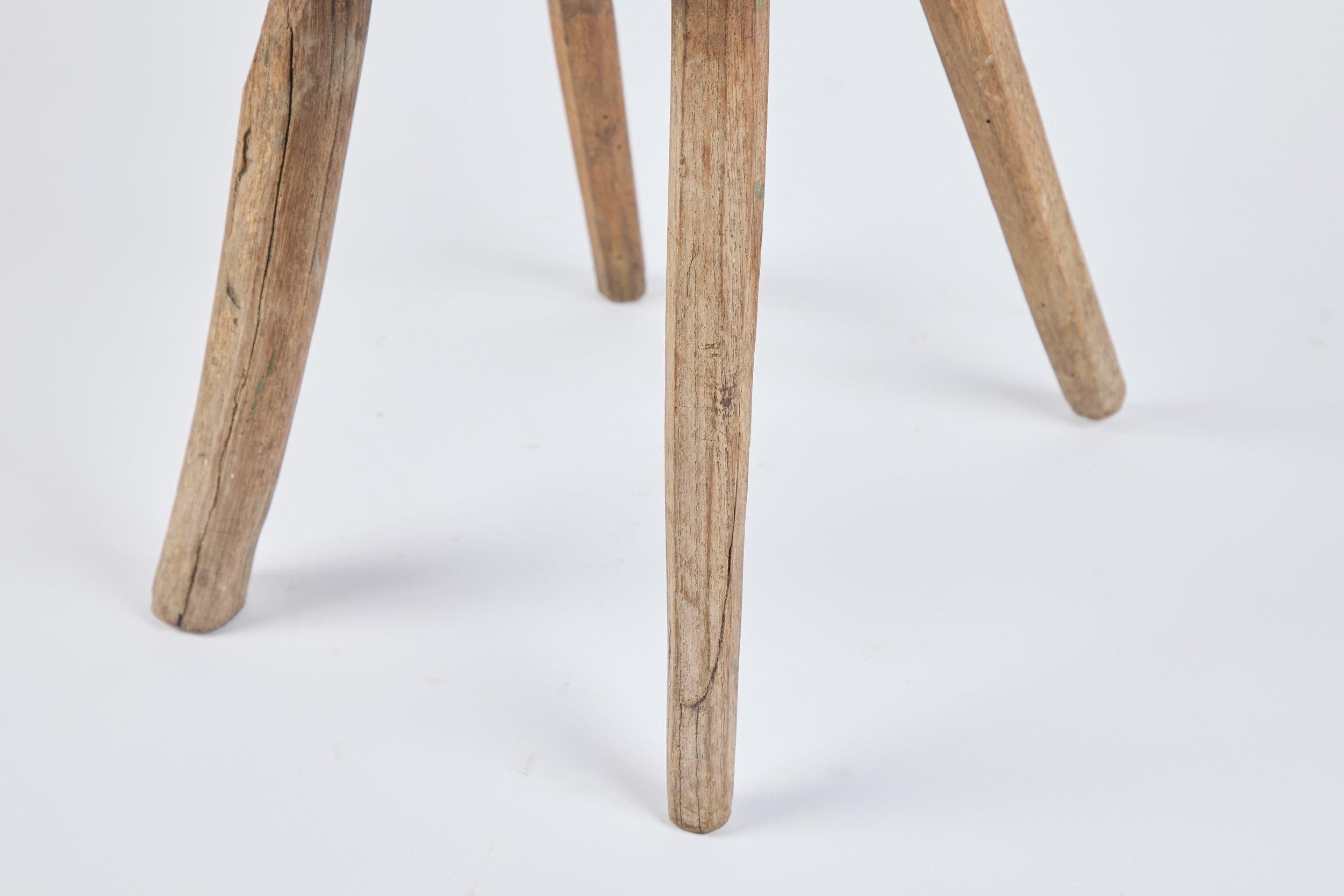 Petite Beistelltisch aus Holz im Angebot 2