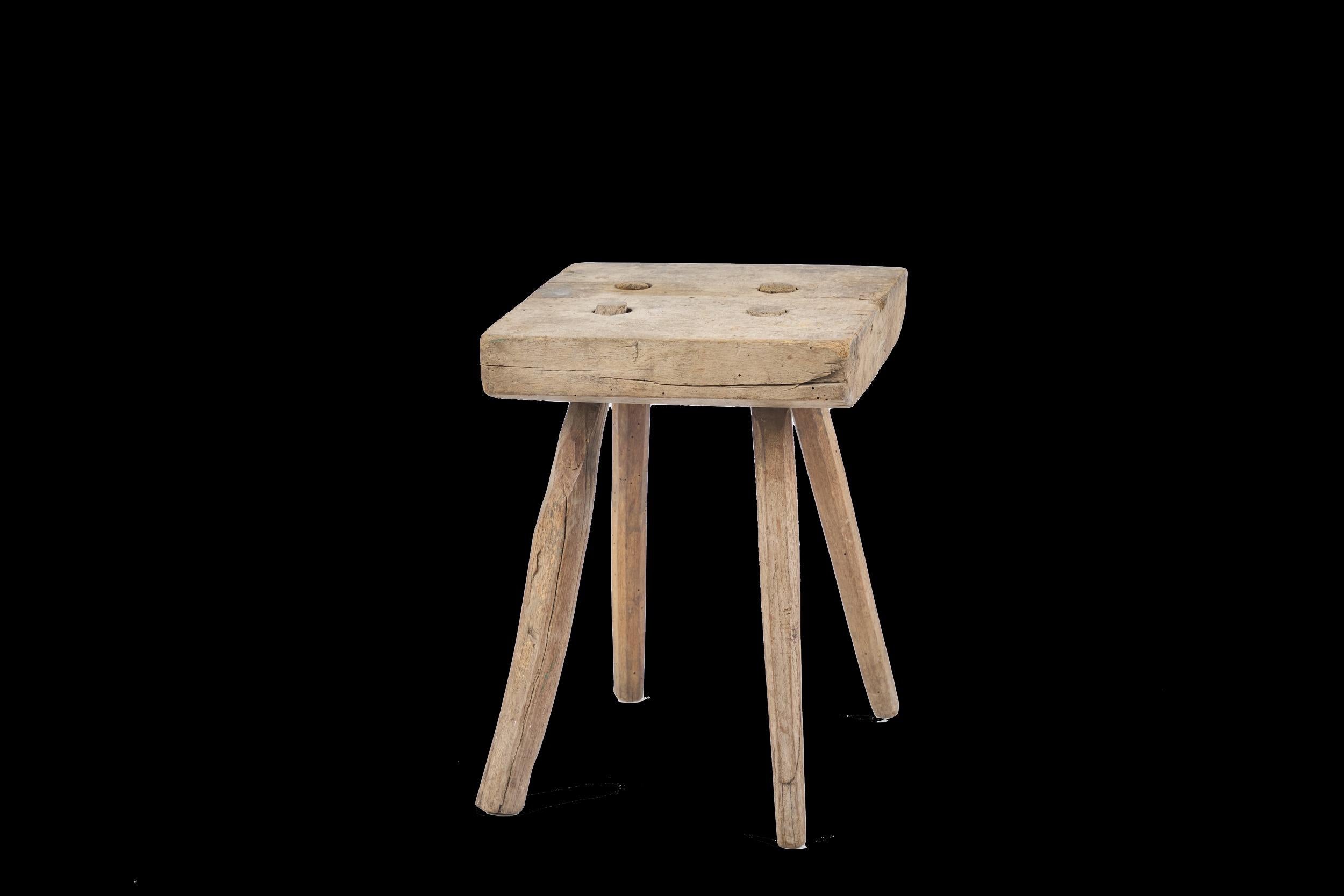 Petite Beistelltisch aus Holz im Angebot 3