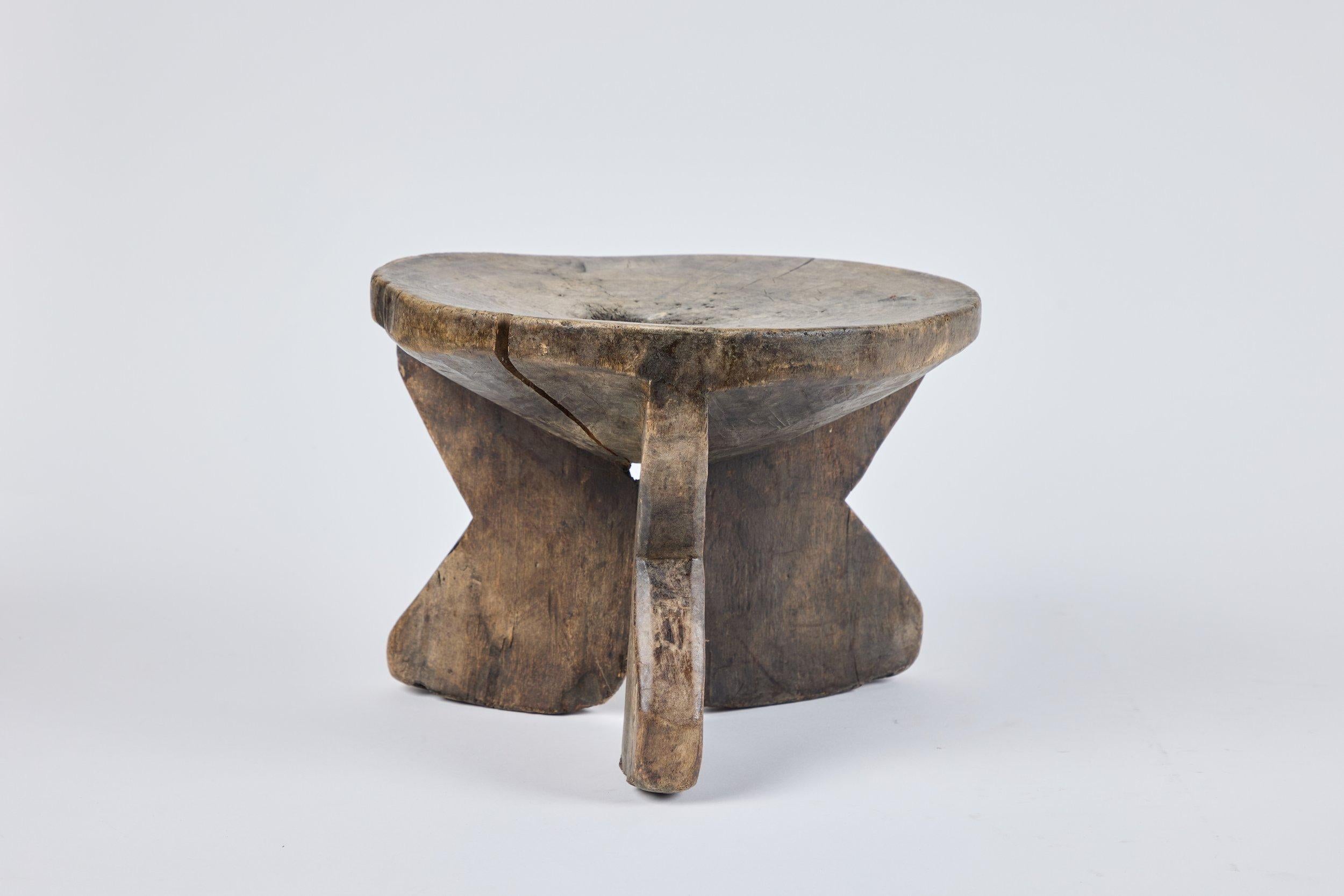 Africain Petit tabouret en bois en vente