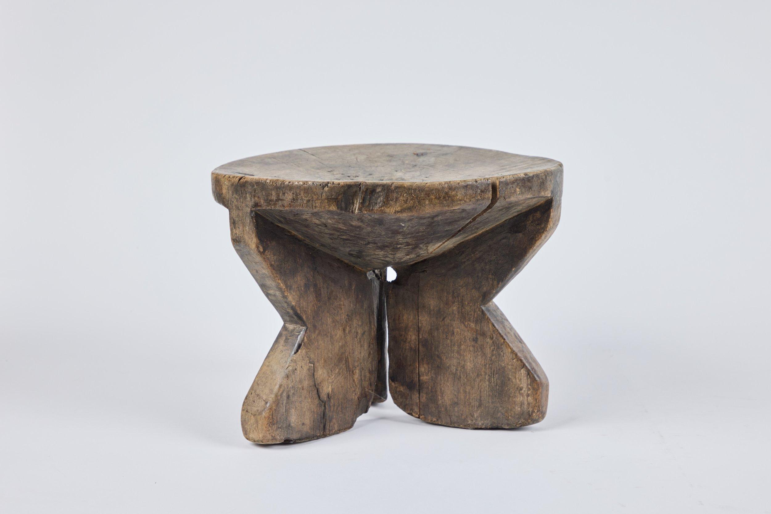 Petit tabouret en bois Excellent état - En vente à Studio City, CA