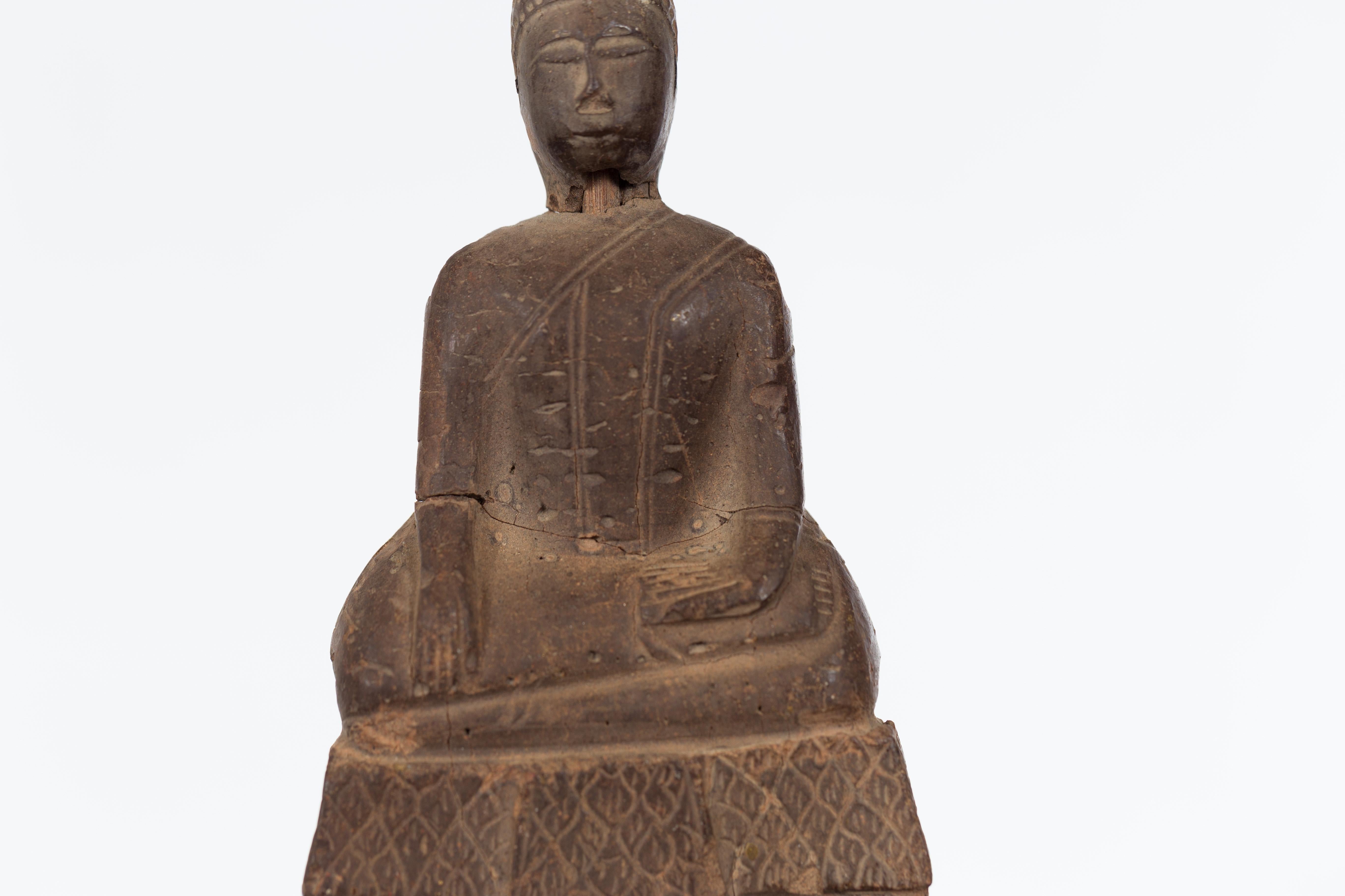 Petite Wooden Thai Ayutthaya Period Buddha Sculpture with Bhumisparsha Mudra In Good Condition In Yonkers, NY