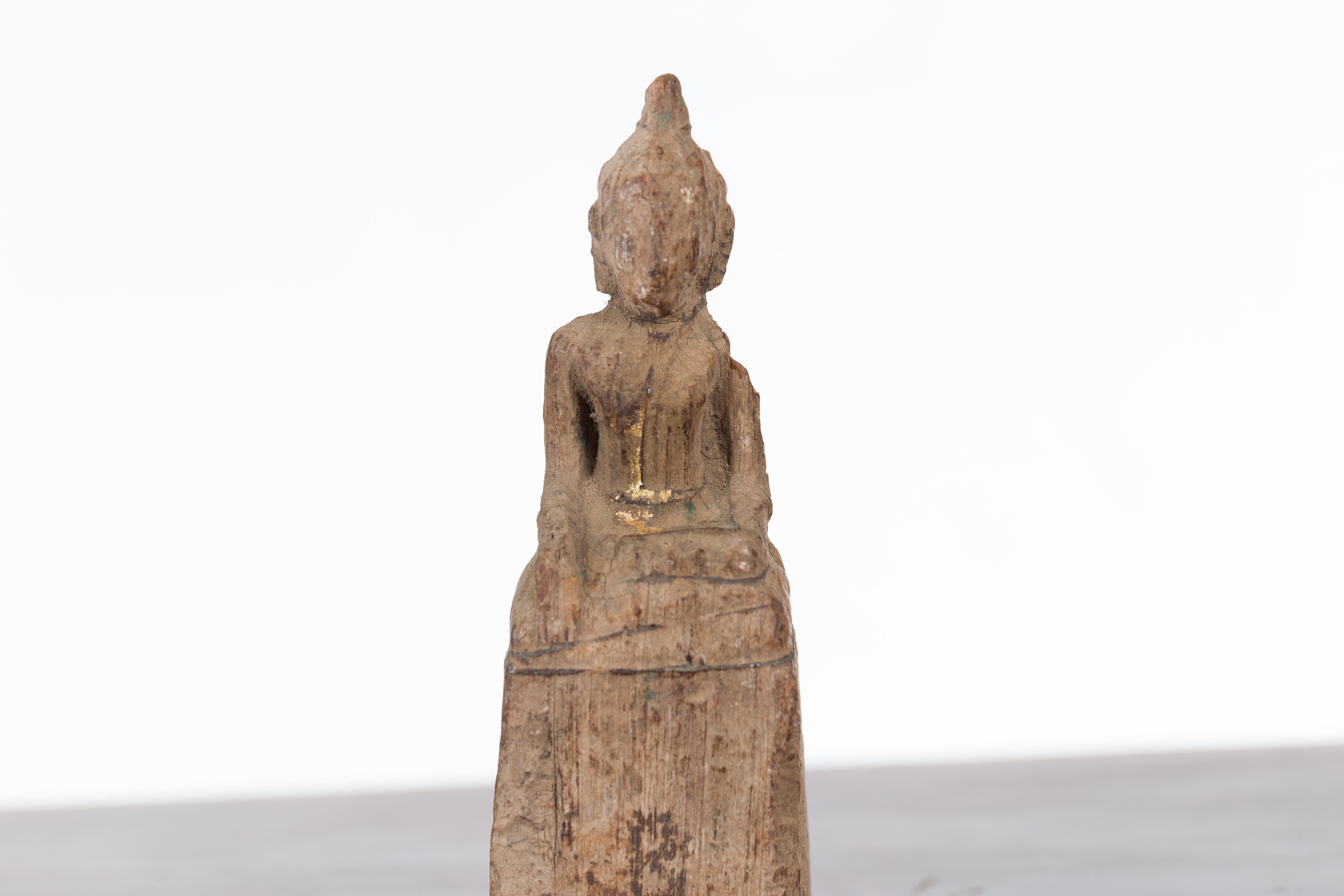 Thailändische Buddha-Skulptur aus Holz aus der Ayutthaya-Periode mit Bhumisparsha Mudra (18. Jahrhundert und früher)