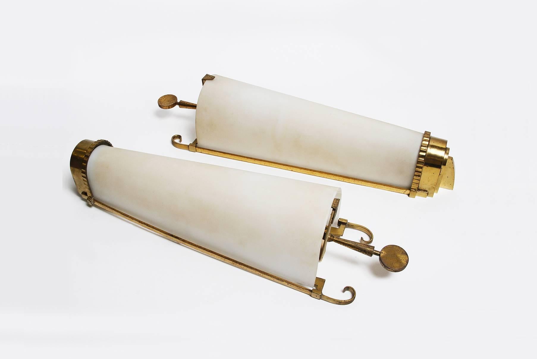 Ets Petitot
Important pair of gilt bronze, gilt iron and frosted glass sconces, France, circa 1930.
Stamped PETITOT on the frame.
Not rewired yet, two original sockets and lightbulbs.
Will be re-wired with no additional costs.
Measures: H 22