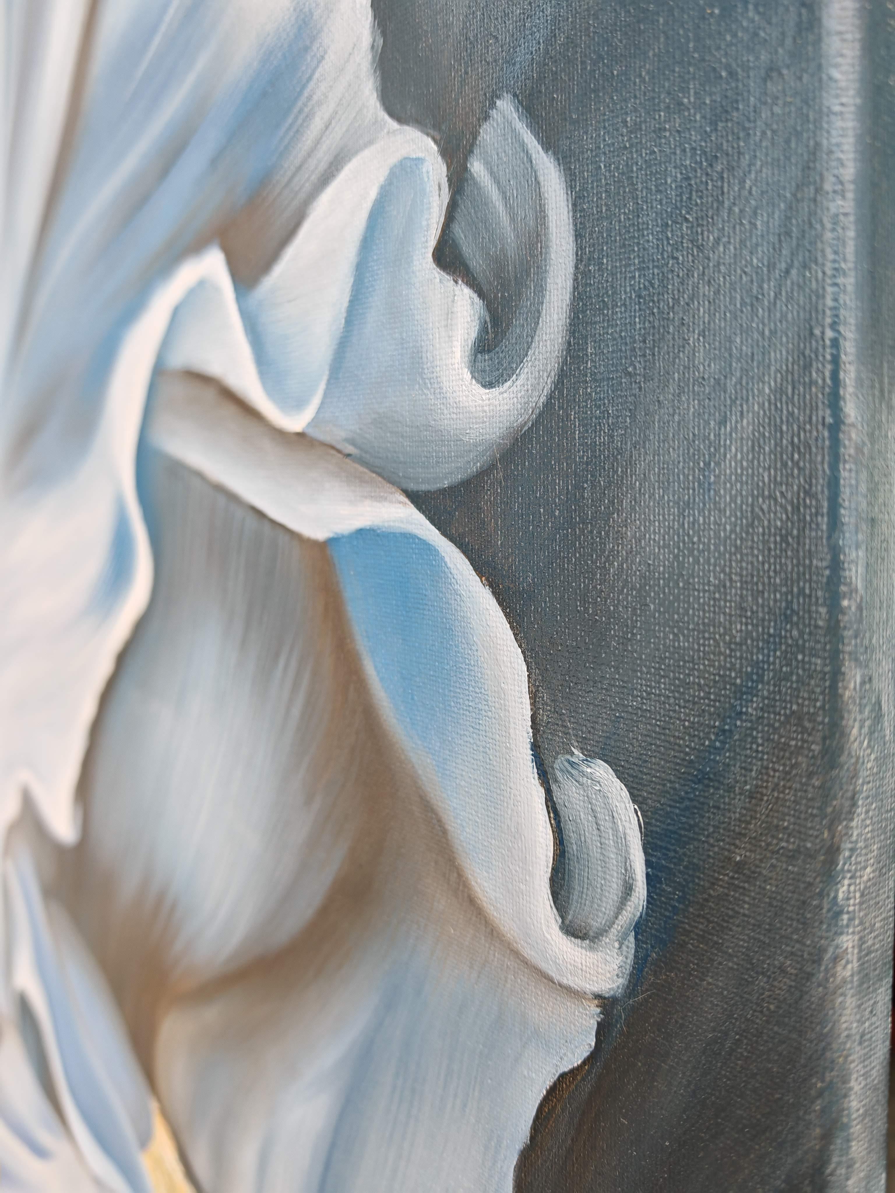 Die Schwertlilie ist hier mehr als ein botanisches Motiv; sie wird zu einer Figur der inneren Zerbrechlichkeit, die sich in Stärke verwandelt. Die entfalteten Blütenblätter lesen sich wie Vorhänge, die das Herz sowohl verschleiern als auch enthüllen