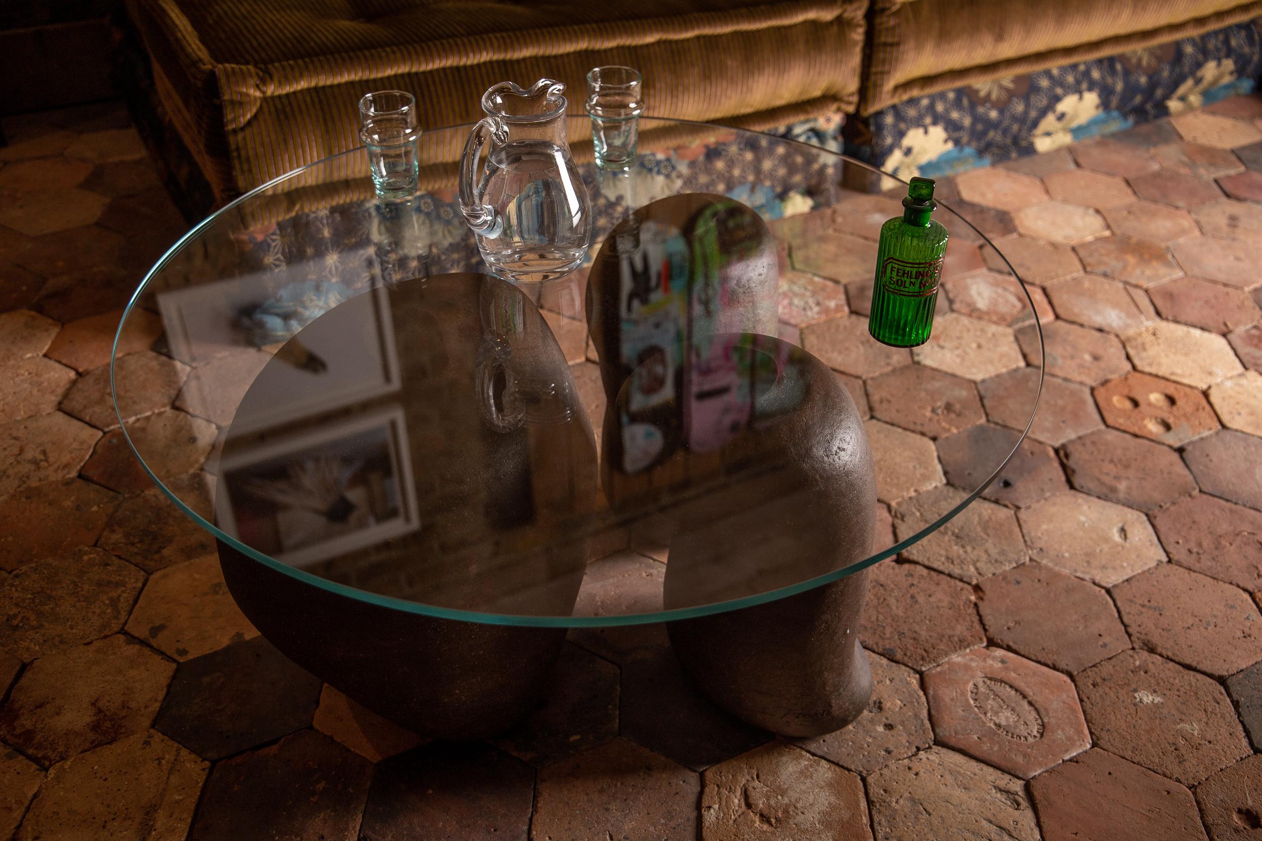 Fatto a mano Tavolino da caffè con scultura in ceramica dell'artista su misura, disponibile con finiture personalizzate in vendita