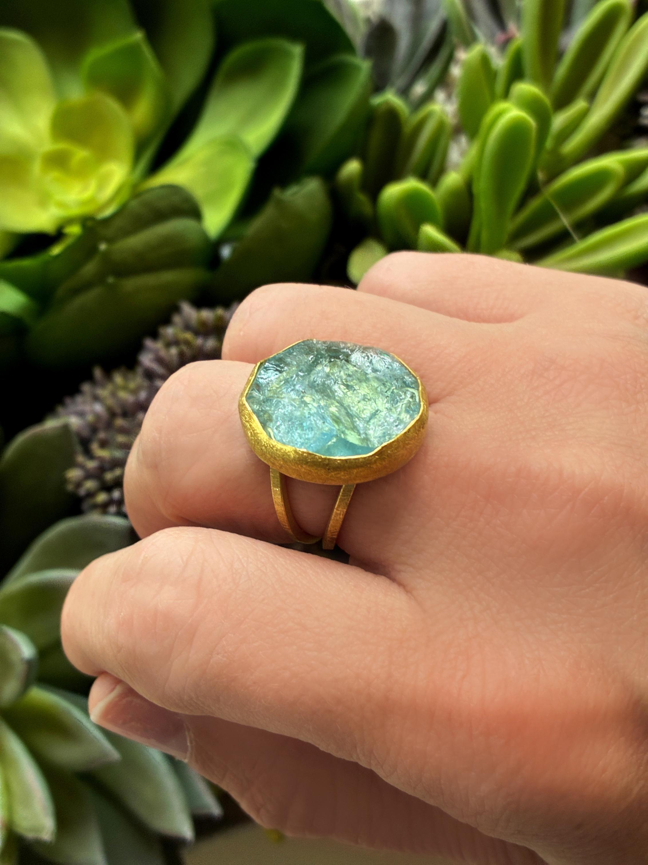 Contemporain Bague Petra Class 16,70 carats aigue-marine brute en or jaune 22 carats, unique en son genre en vente