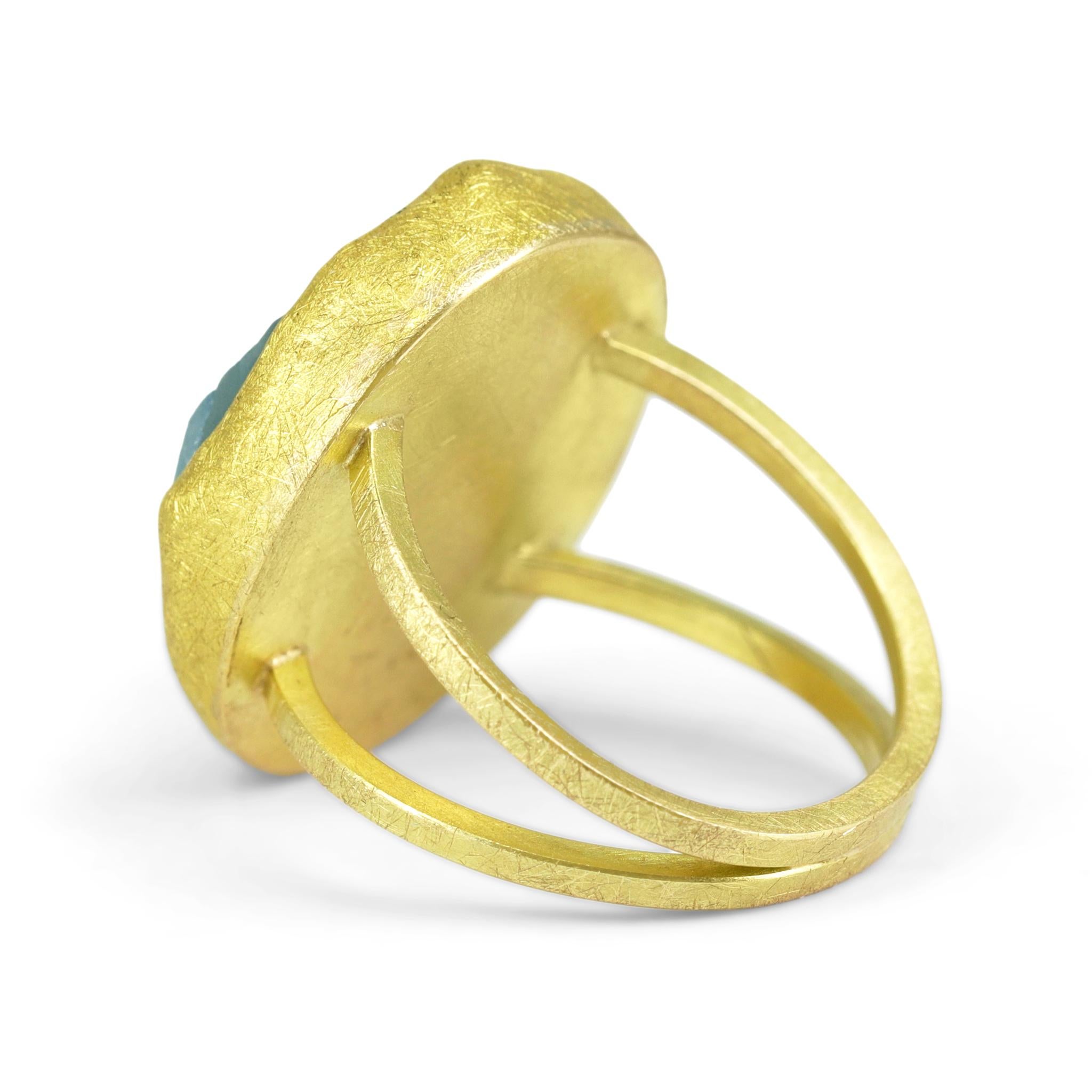 Bague Petra Class 16,70 carats aigue-marine brute en or jaune 22 carats, unique en son genre en vente 2