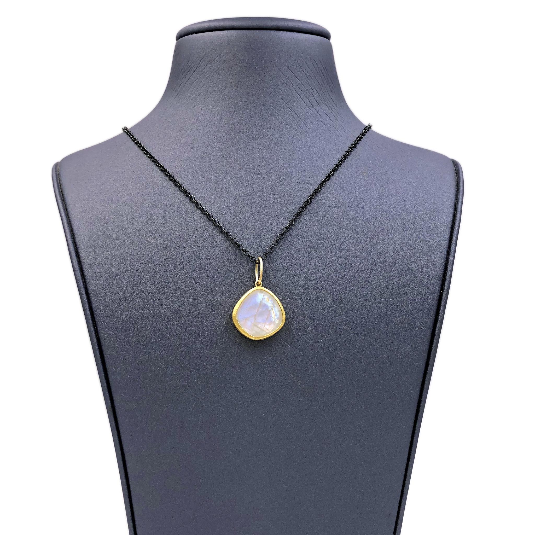 Petra Class Faceted Rainbow Moonstone One of a Kind 22k Gold Pendant Necklace In New Condition In Dallas, TX