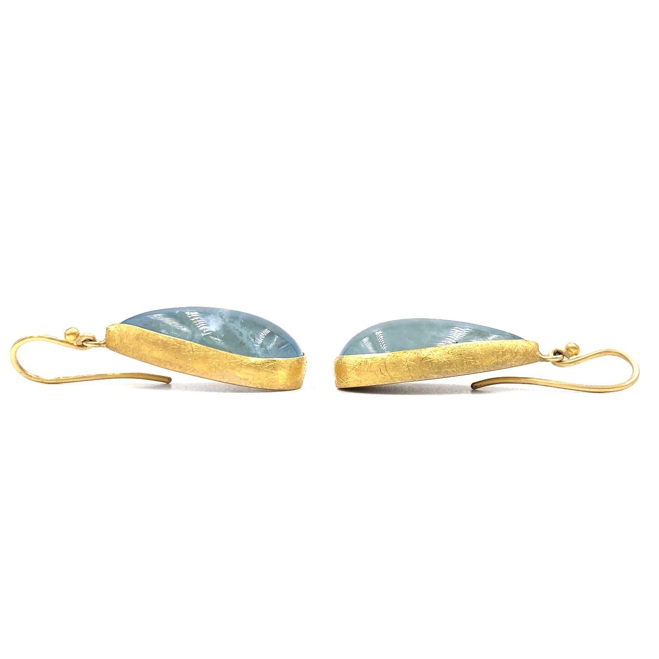 Petra Class Glowing Aquamarine Pear Cabochon One of a Kind Gold Dangle Earrings In New Condition In Dallas, TX