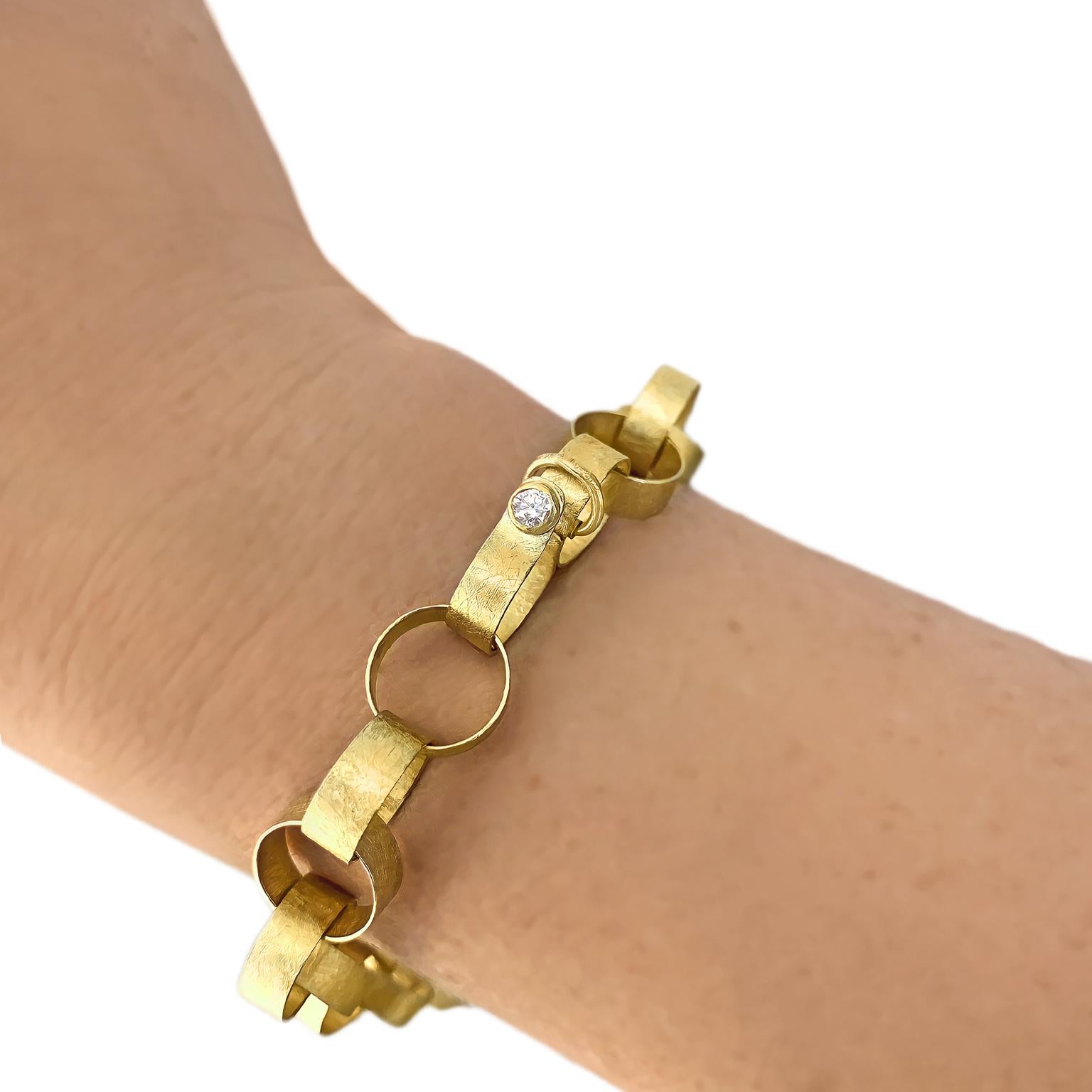 Schweres, rundes Papierketten-Gliederarmband, handgefertigt von der Schmuckkünstlerin Petra Class, mit einzeln und aufwändig von Hand gefertigten Gliedern aus 18 Karat Gelbgold, die durch das charakteristische Finish der Künstlerin hervorgehoben