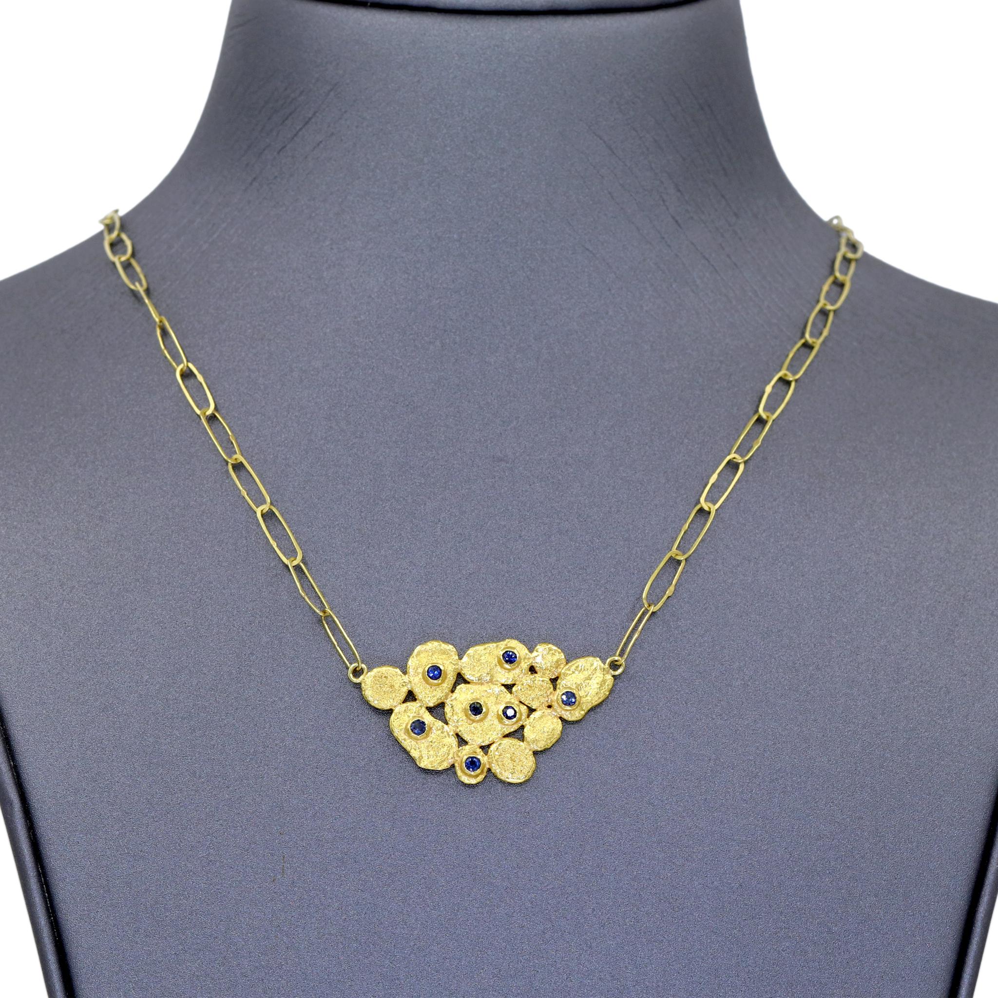 Petra Class Einzigartige Lava-Halskette mit blauem Saphir aus hochkarätigem Gold (Künstler*in)