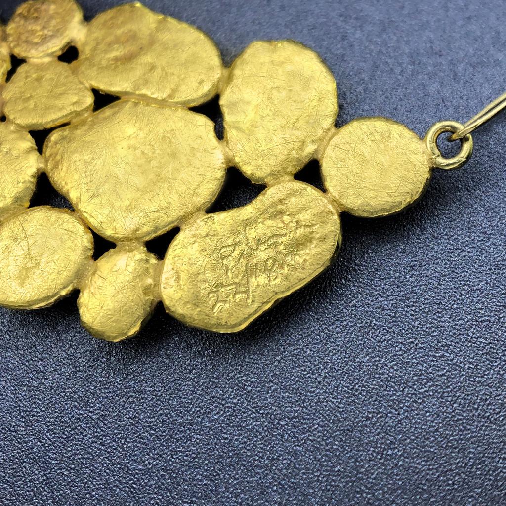 Petra Class Einzigartige Lava-Halskette mit blauem Saphir aus hochkarätigem Gold im Zustand „Neu“ in Dallas, TX
