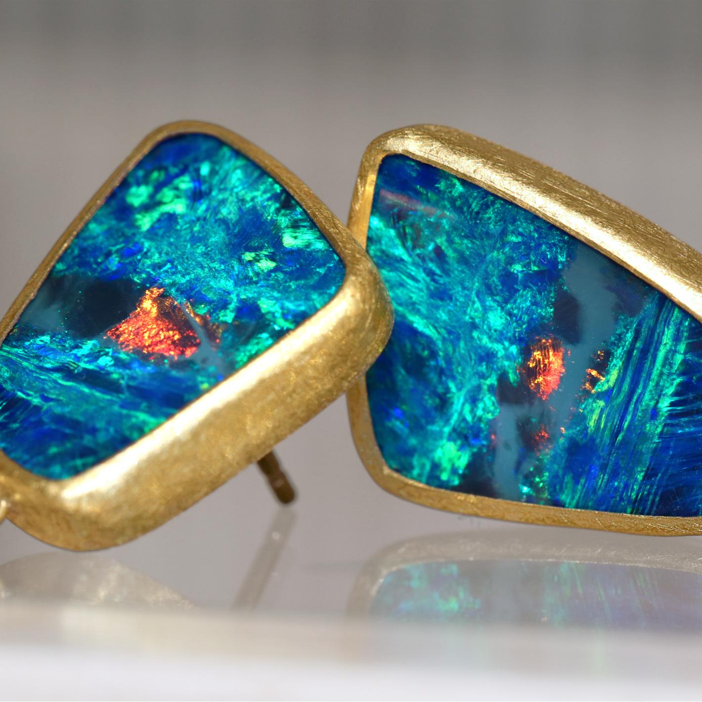 Tropfenohrringe von Class Vivid Blue Electric Australian Opal Doublet Gold (Gewalkt)