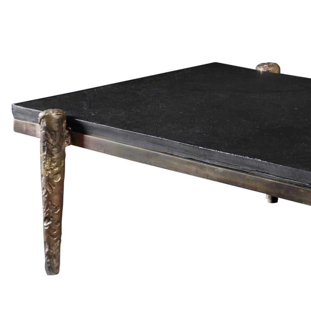 Coffee table Petra with structure in solid bronze
all handcrafted, each piece is unique. With a raw
strong slate top.